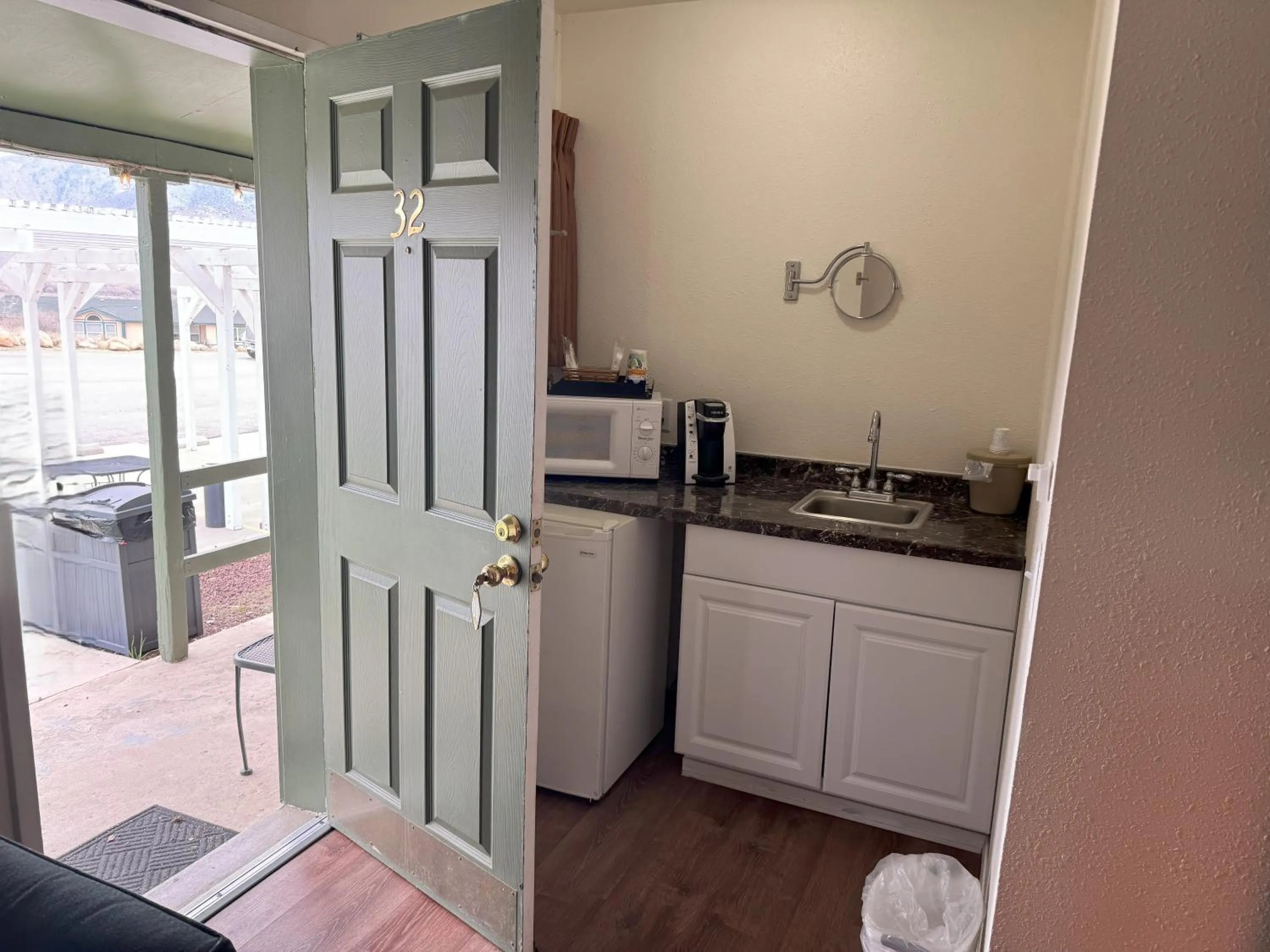 Kitchen or kitchenette in Lakeshore Lodge