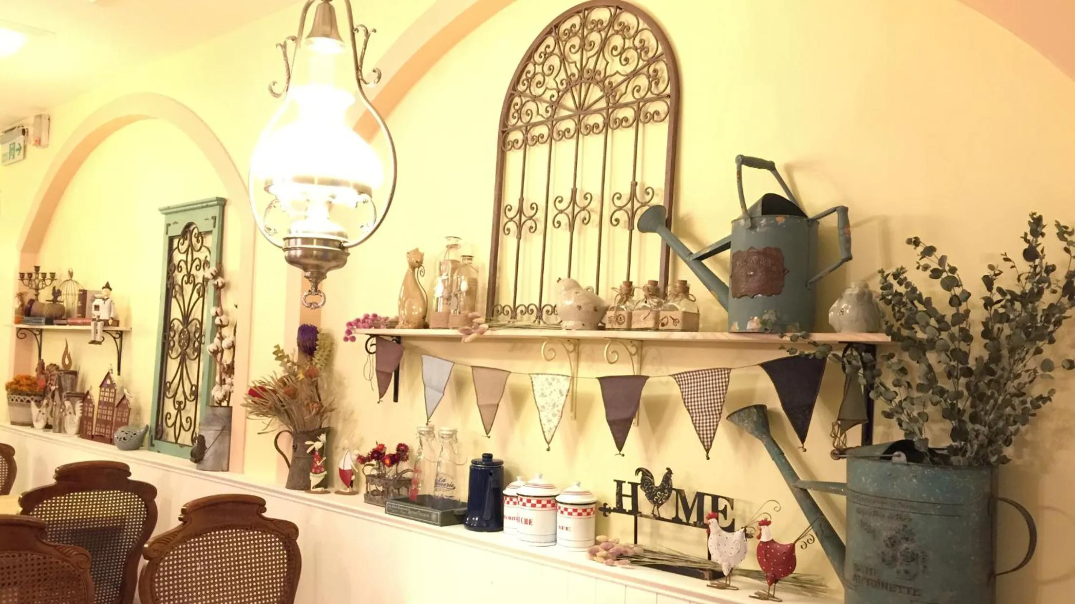 Communal lounge/ TV room in Fazhana Village B&B