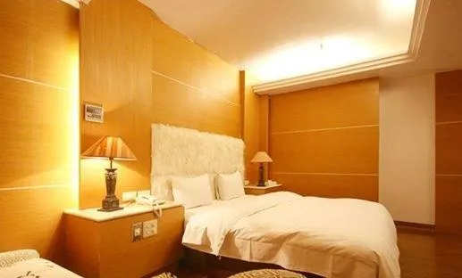 Bed in Zaw Jung Business Hotel