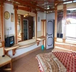 Photo of the whole room, Bed in Hotel Gulmarg Regency