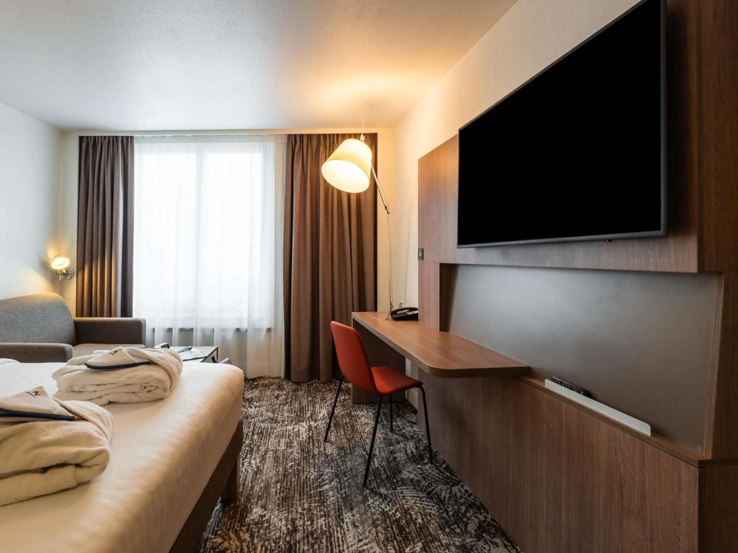 Bedroom, Bed in Novotel Paris Gare De Lyon