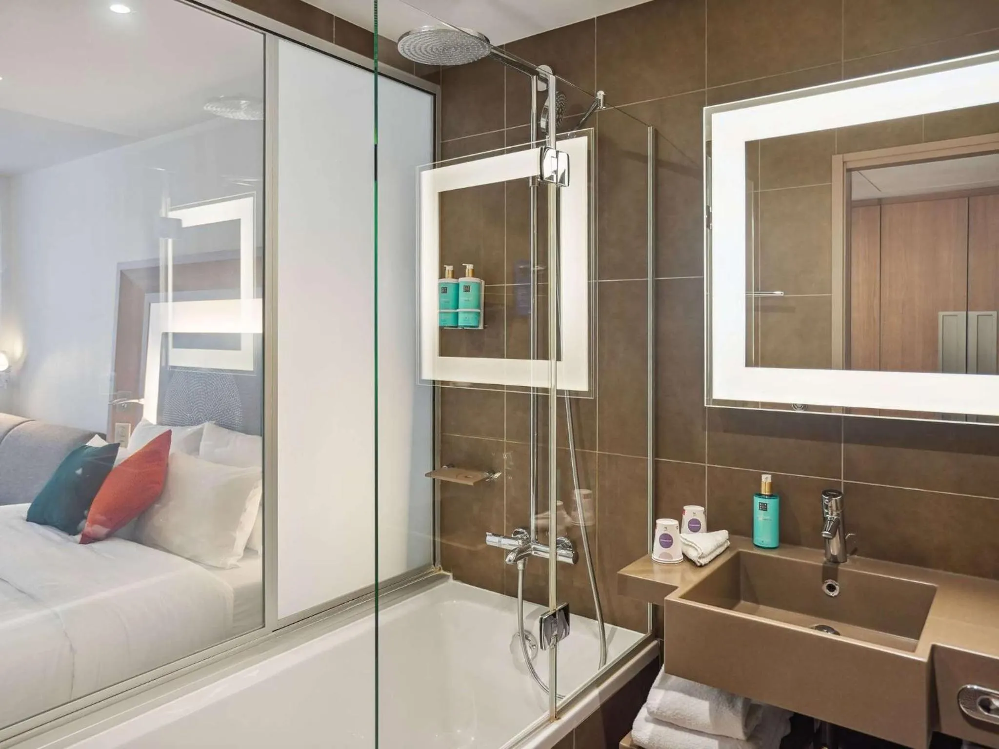 Toilet in Novotel Paris Gare De Lyon