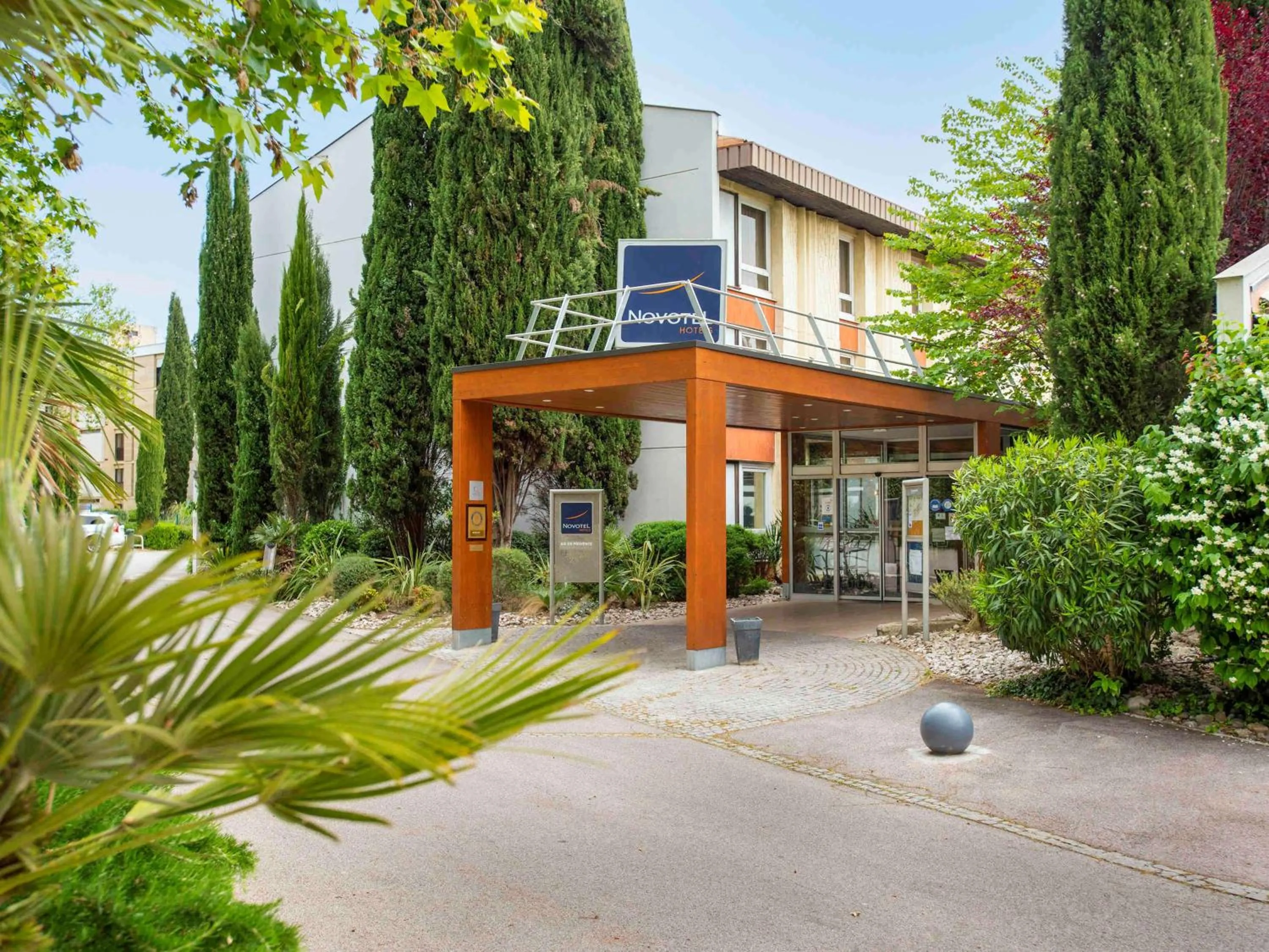 Property building in Novotel Aix-en-Provence Beaumanoir