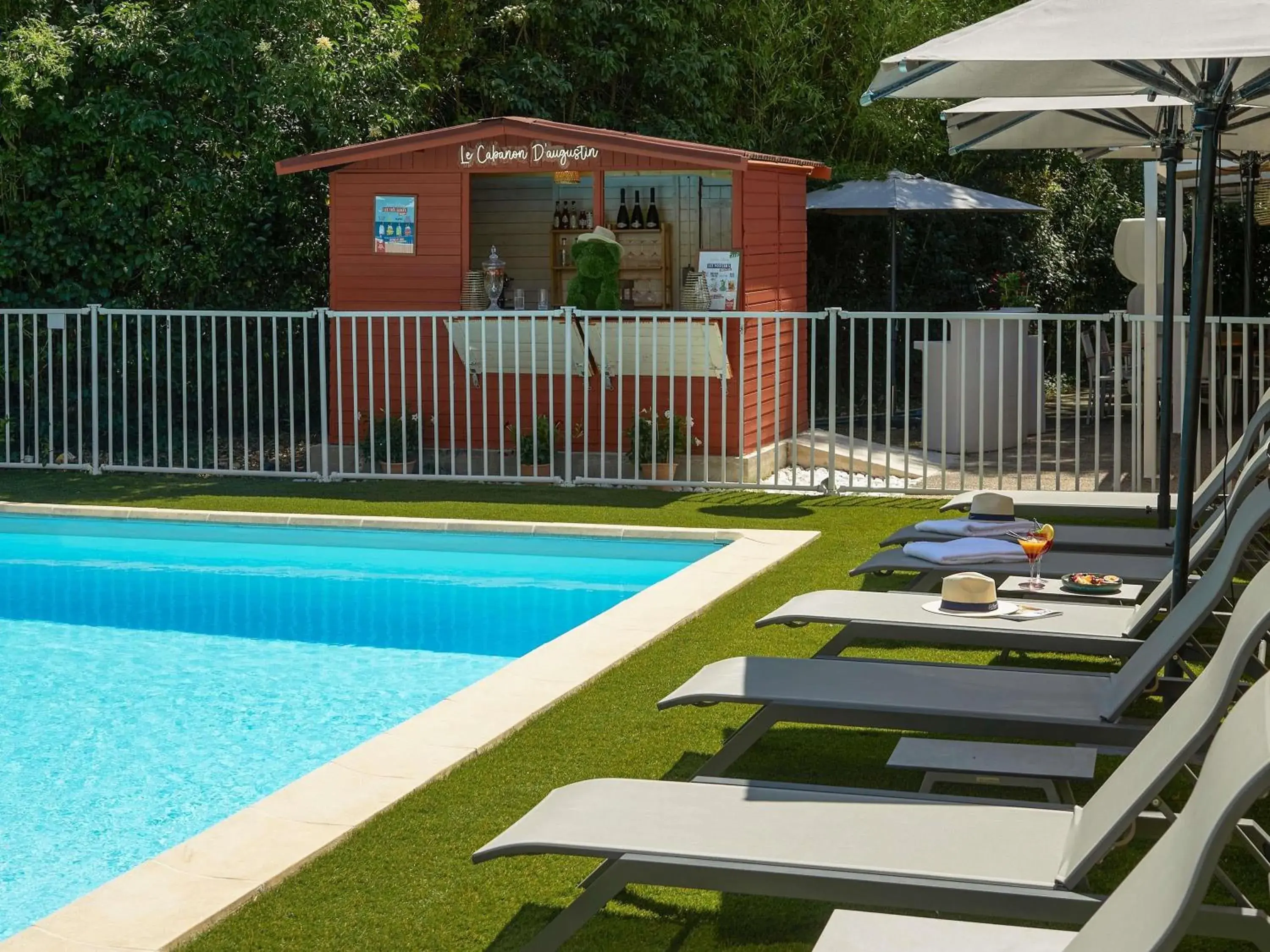 Pool view in Mercure Aix en Provence Beaumanoir Pool view in Mercure Aix en Provence Beaumanoir