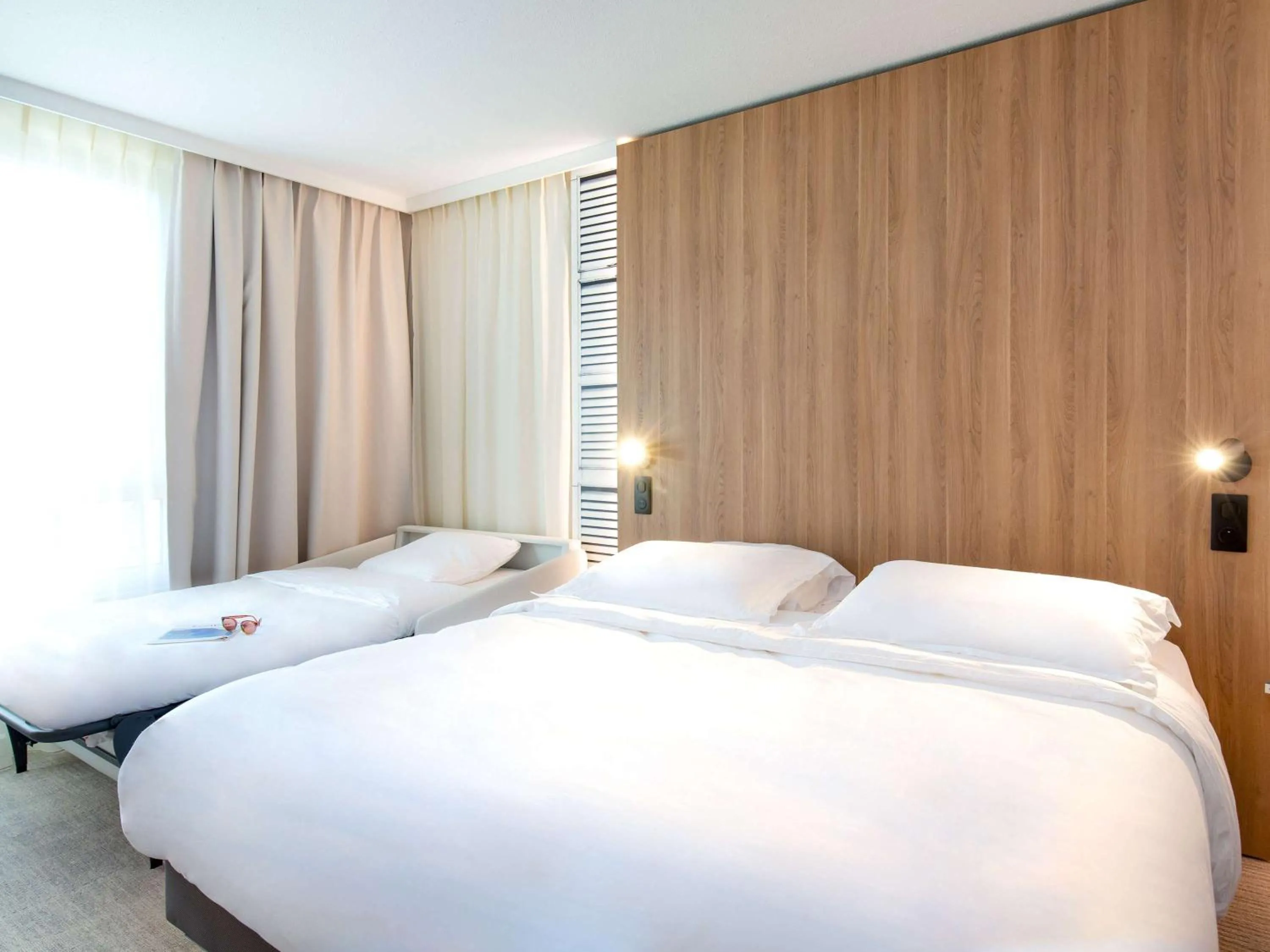 Bedroom, Bed in Novotel Aix-en-Provence Beaumanoir