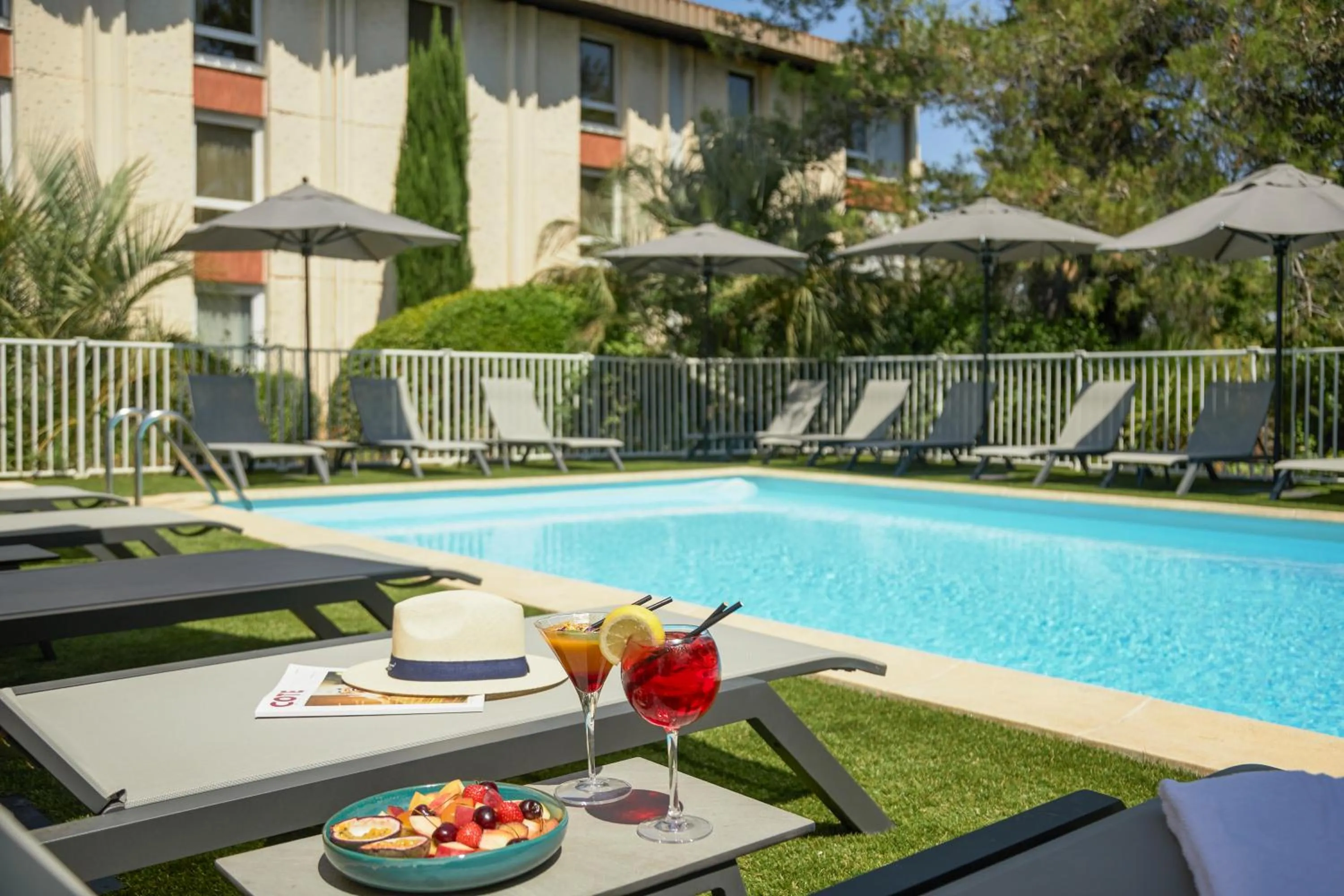 Swimming pool in Mercure Aix en Provence Beaumanoir