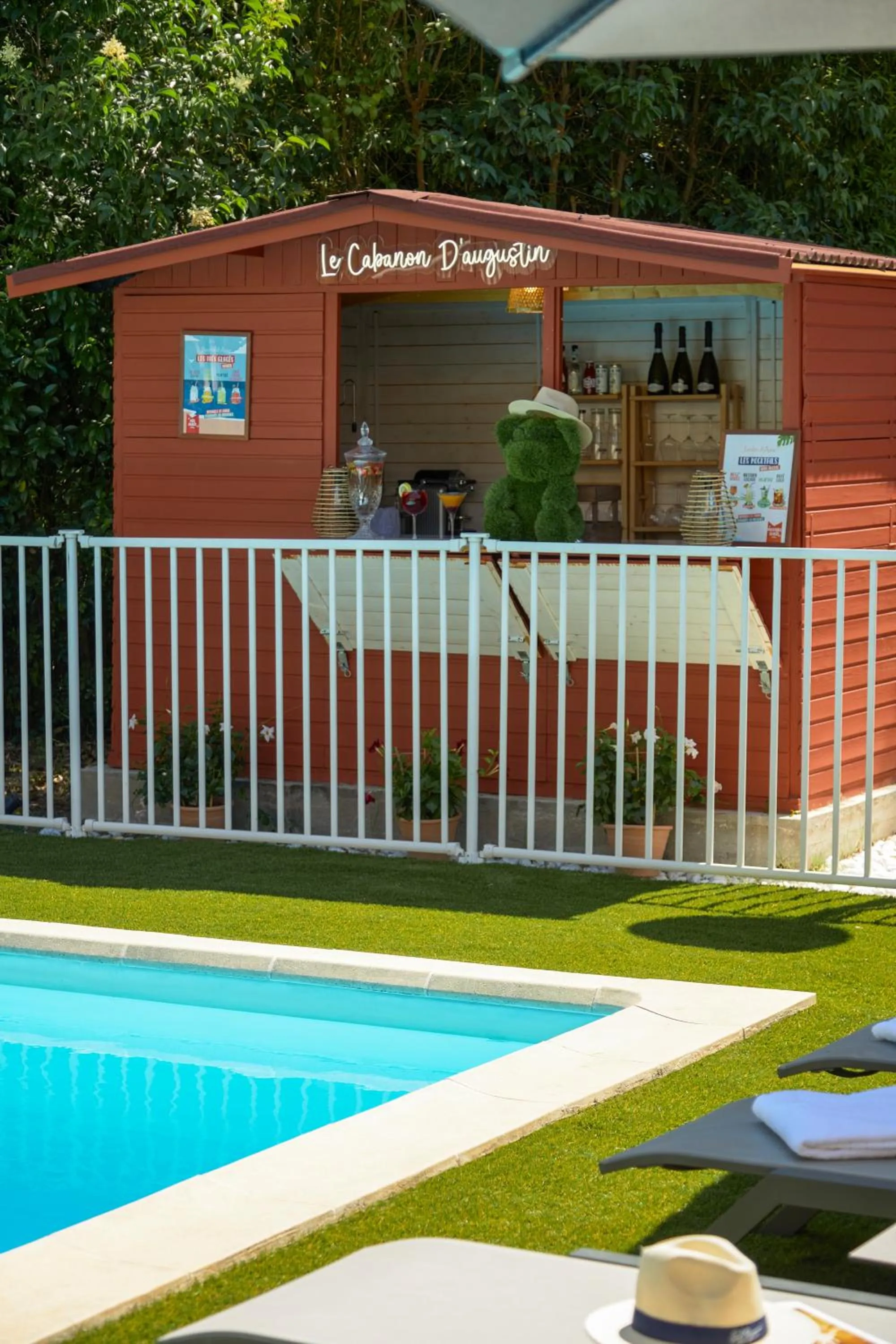 Swimming pool in Mercure Aix en Provence Beaumanoir