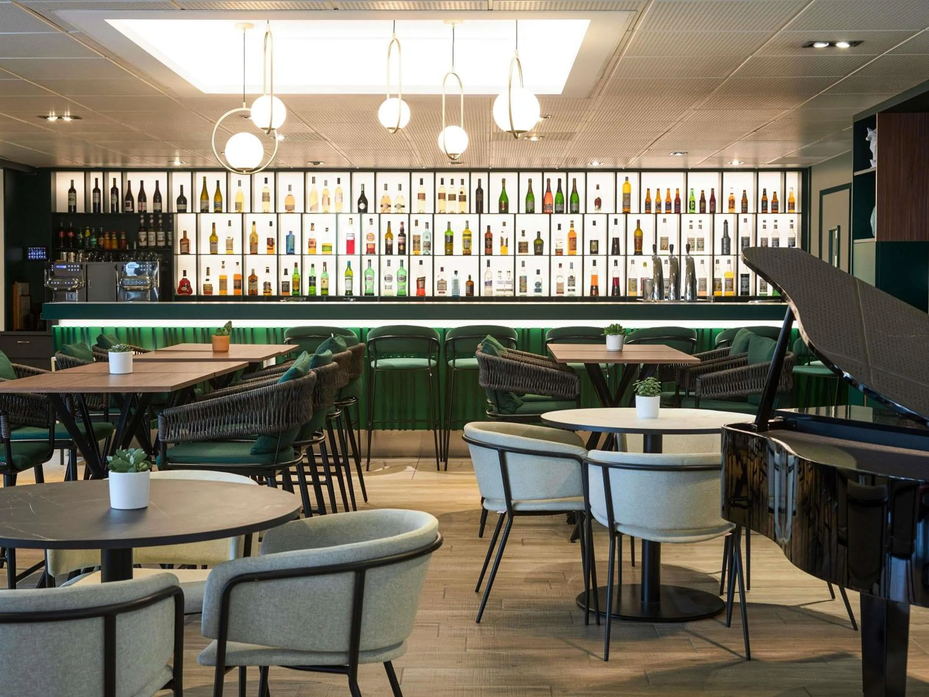 Lounge or bar in Mercure Aix en Provence Beaumanoir