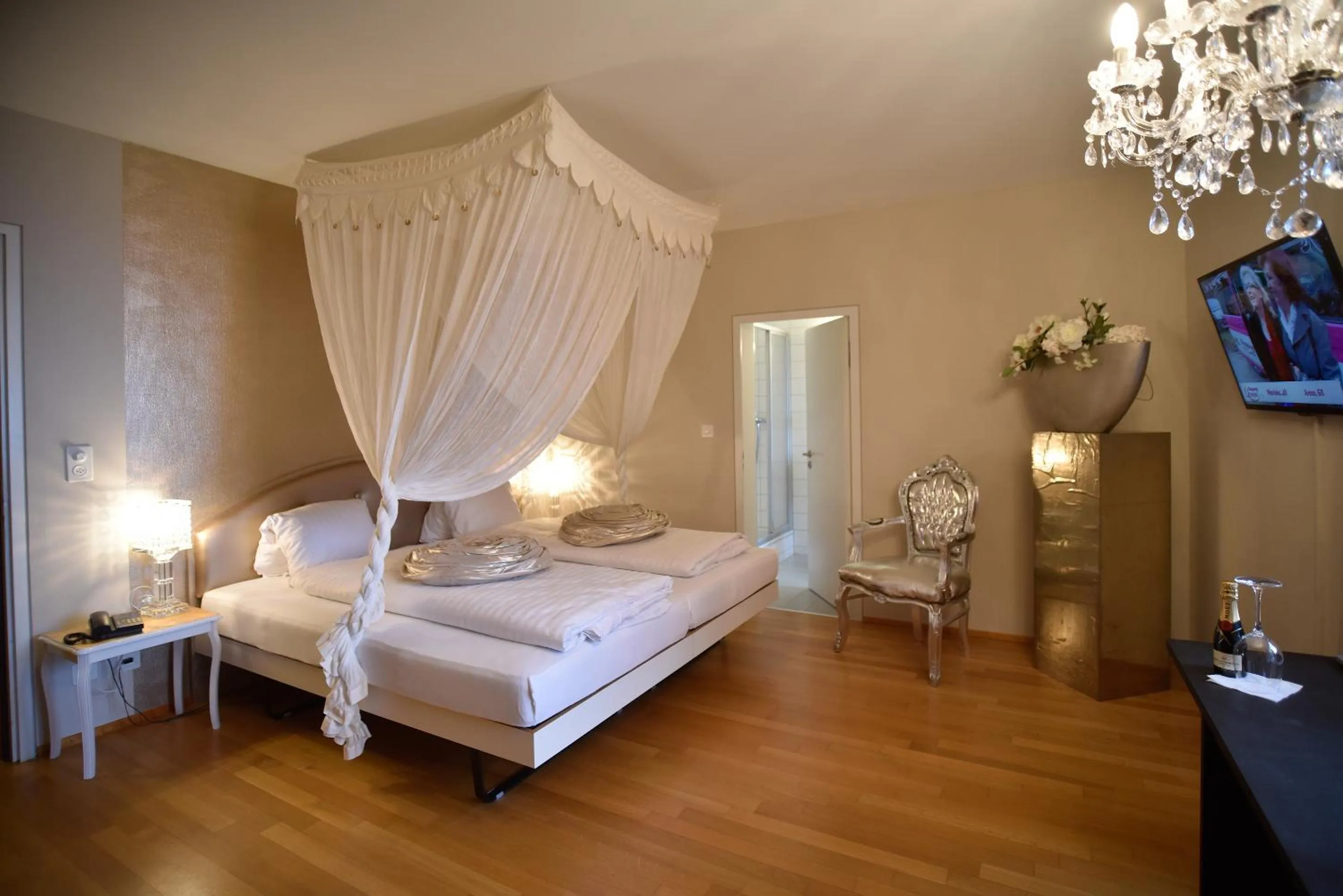 Photo of the whole room, Bed in Schloss Wartensee