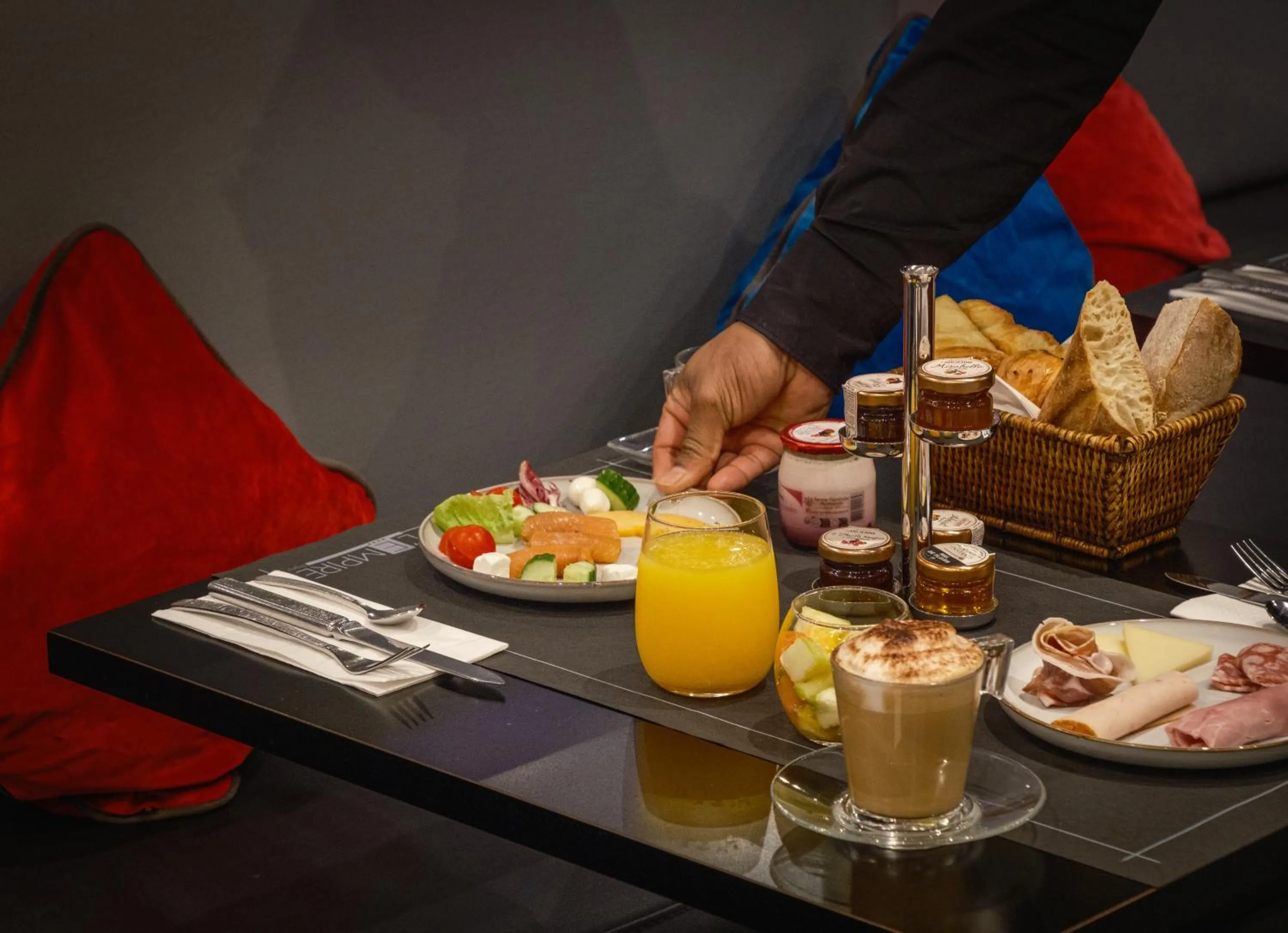 Breakfast in L'Empire Paris - Louvre