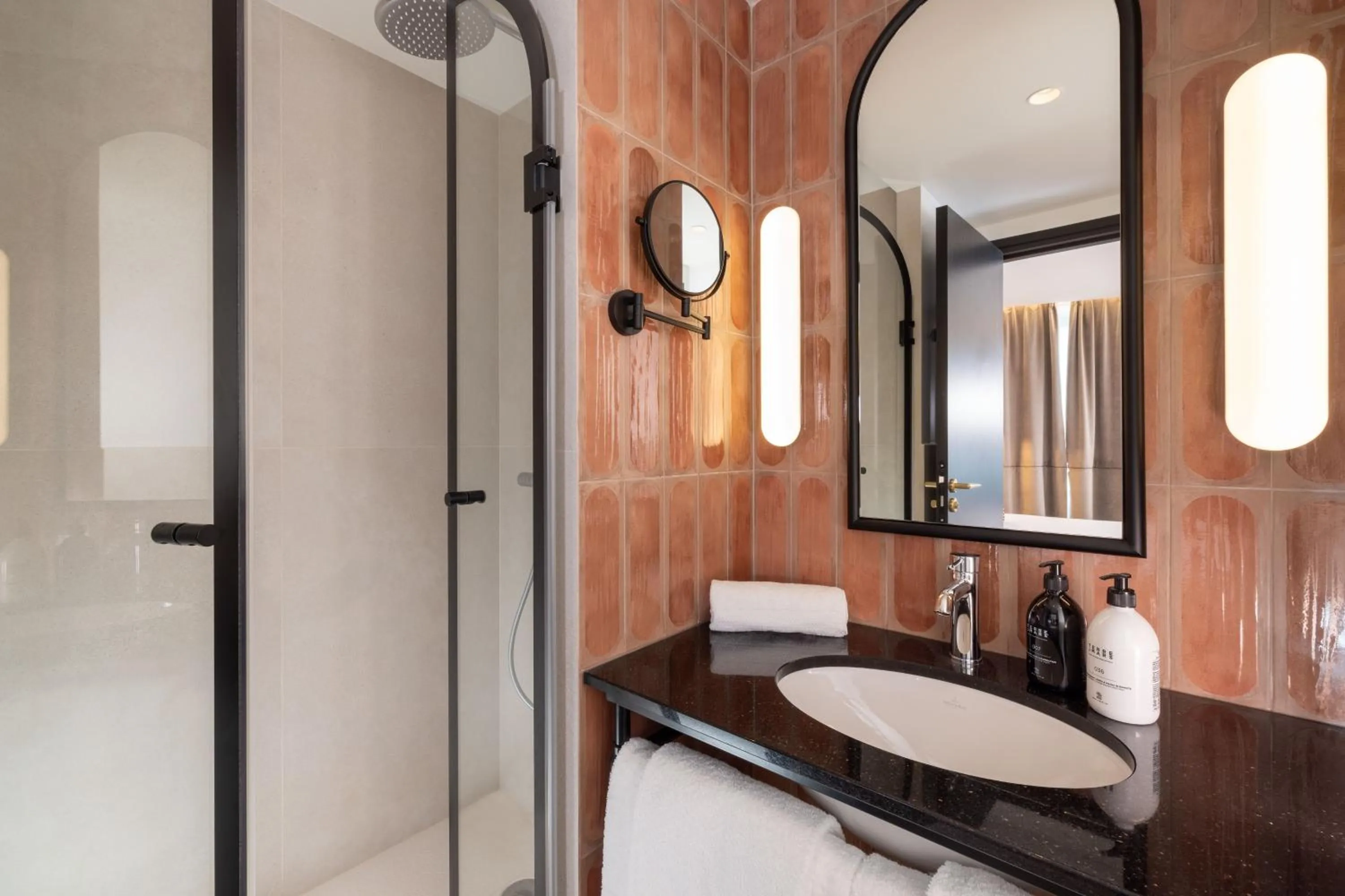 Bathroom in Hotel Grand Coeur Latin