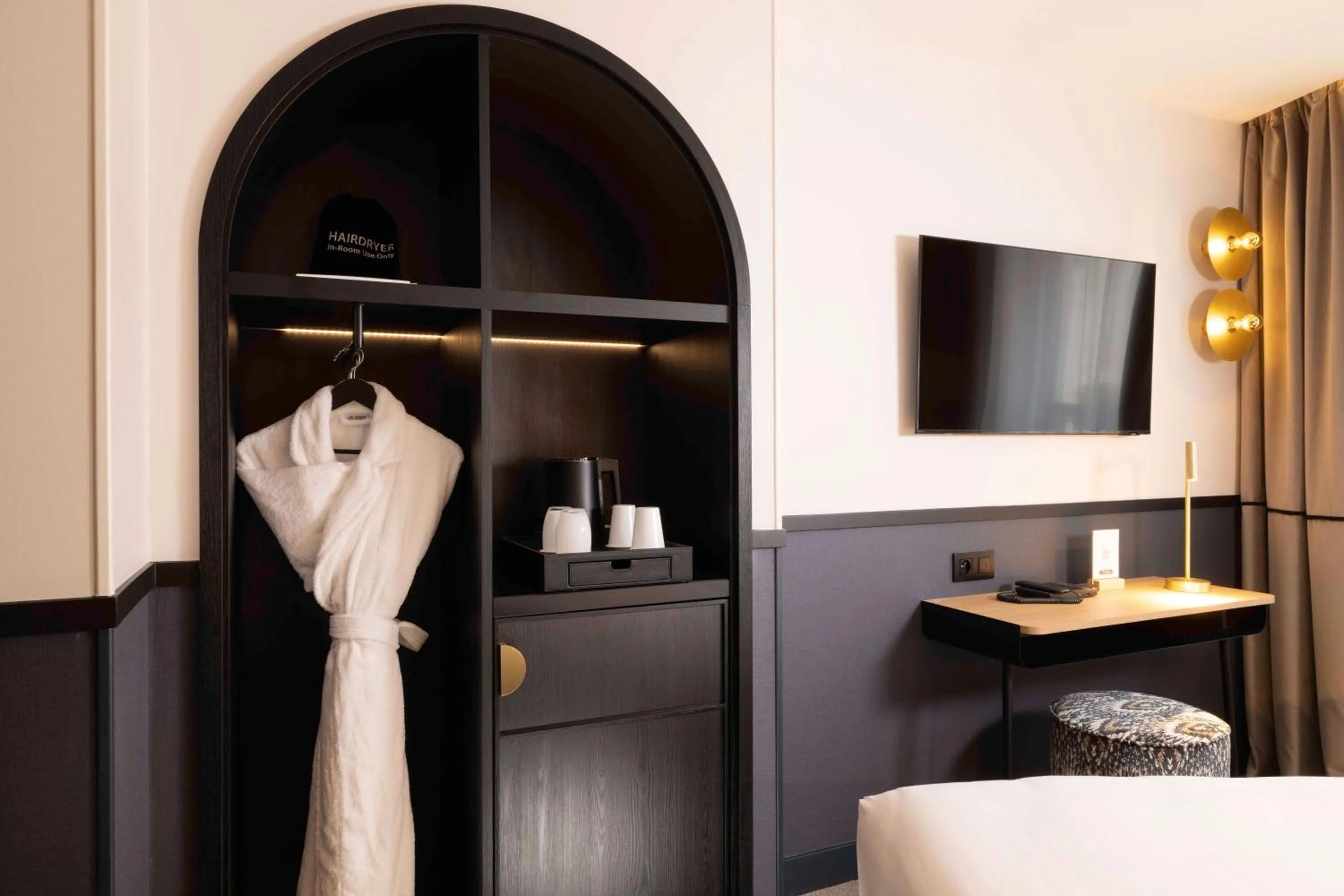 TV and multimedia, Bed in Hotel Grand Coeur Latin