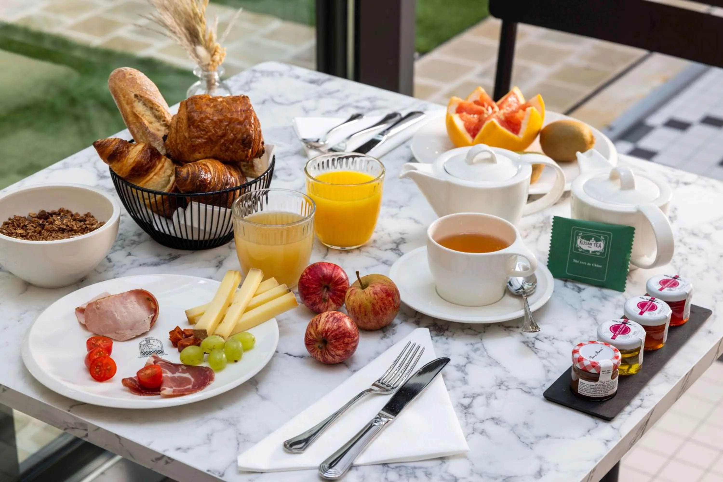 Breakfast in Hotel Grand Coeur Latin