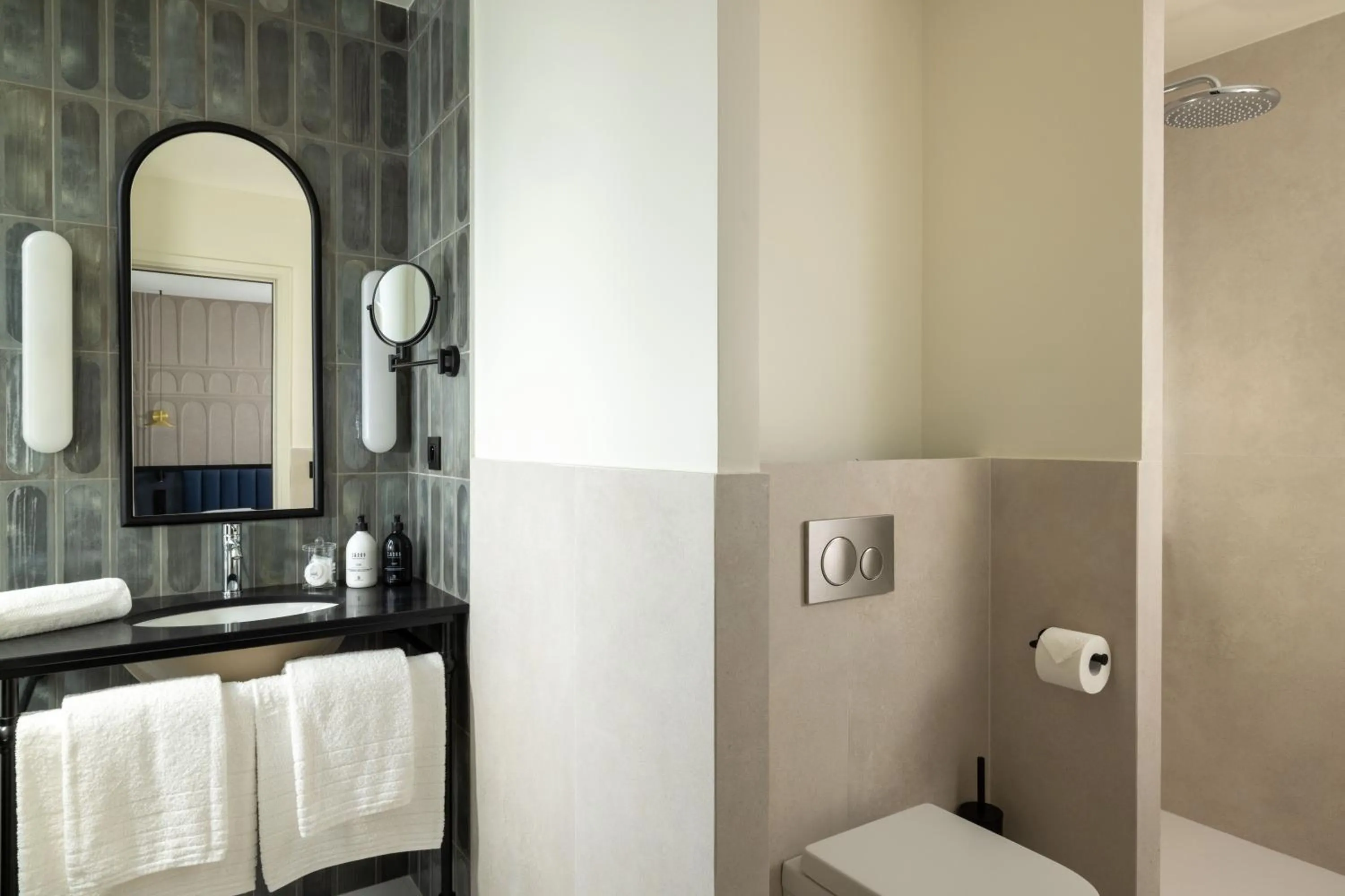 Bathroom in Hotel Grand Coeur Latin