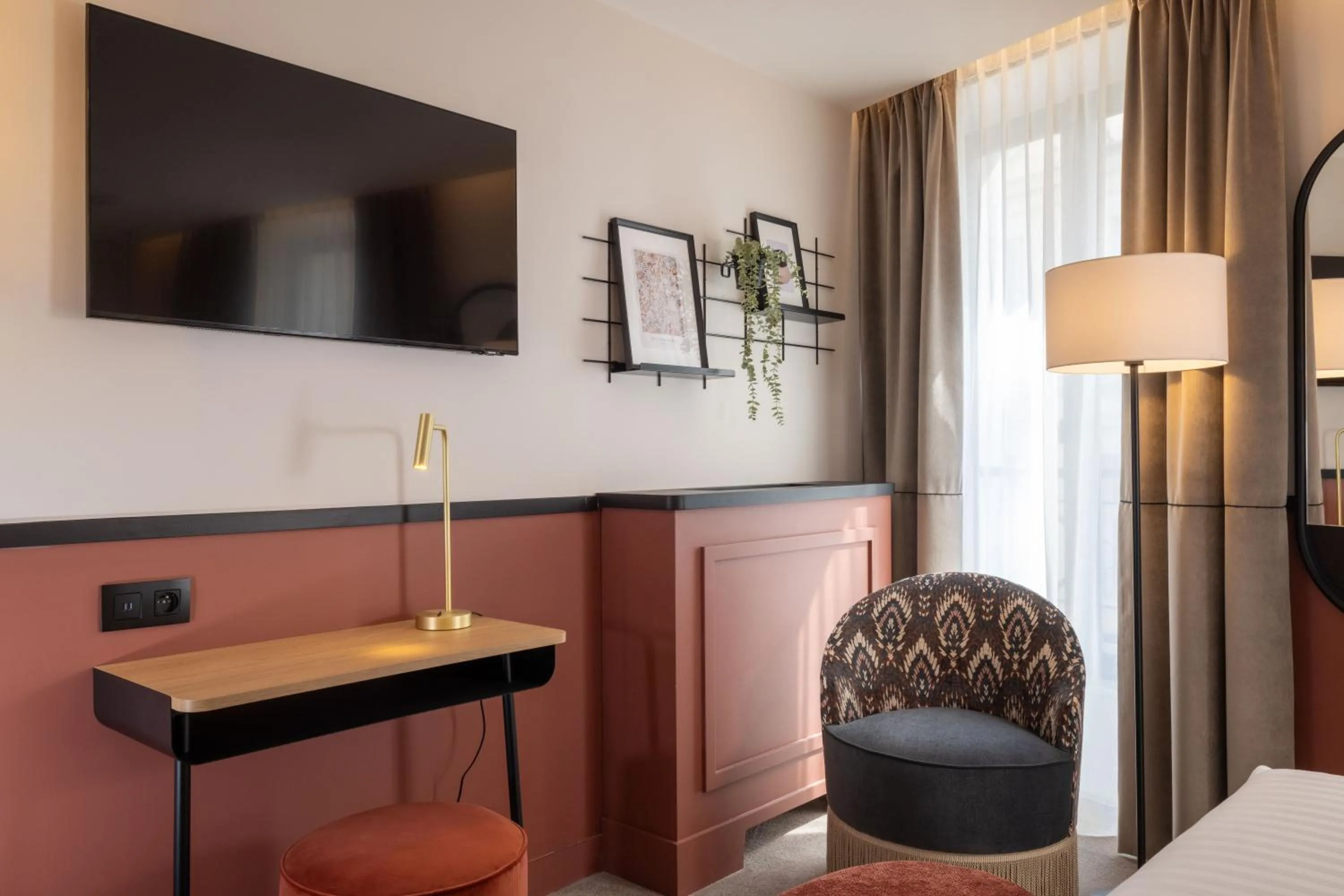 Bedroom, Bed in Hotel Grand Coeur Latin