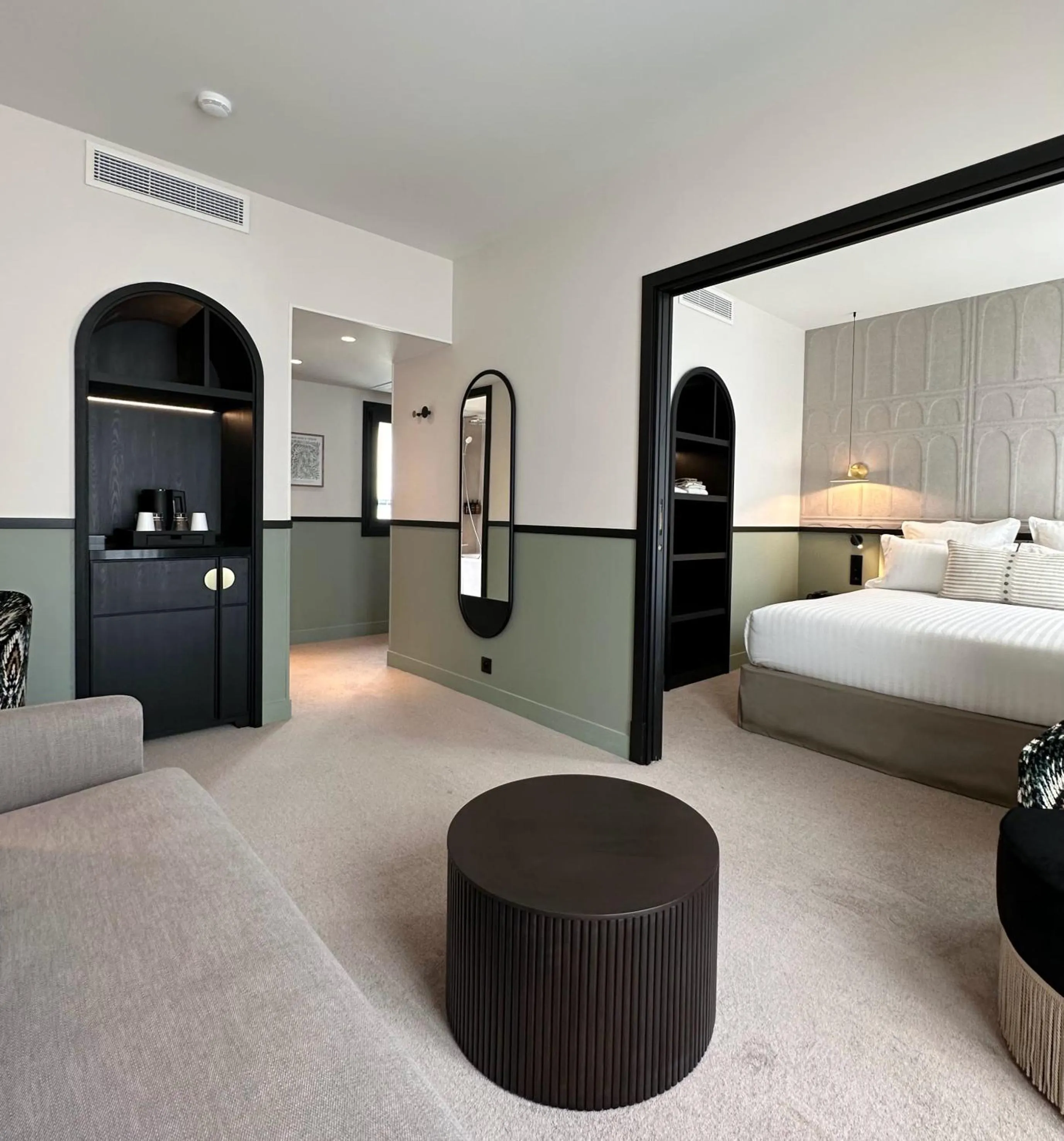 Living room, Bed in Hotel Grand Coeur Latin