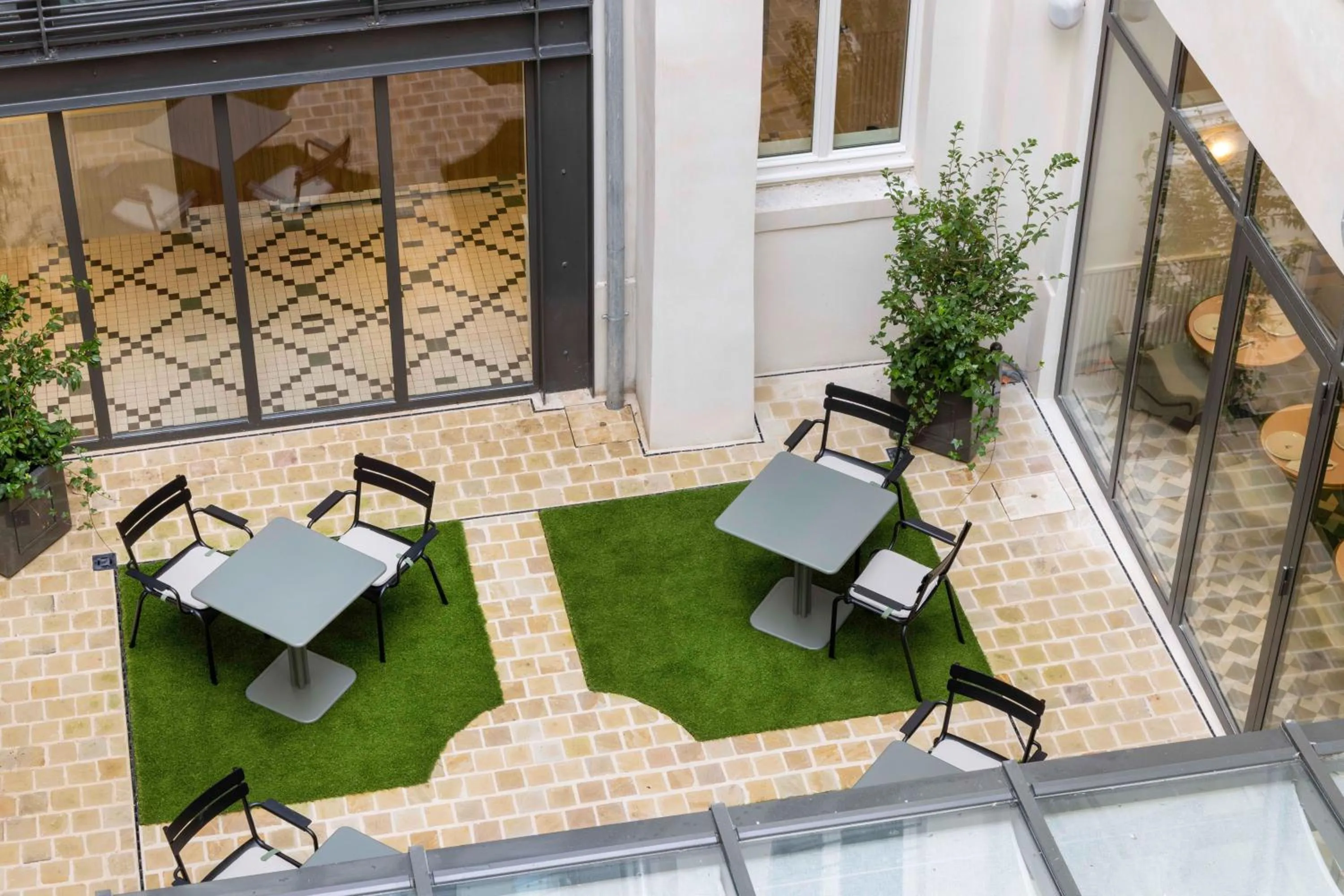 Patio in Hotel Grand Coeur Latin