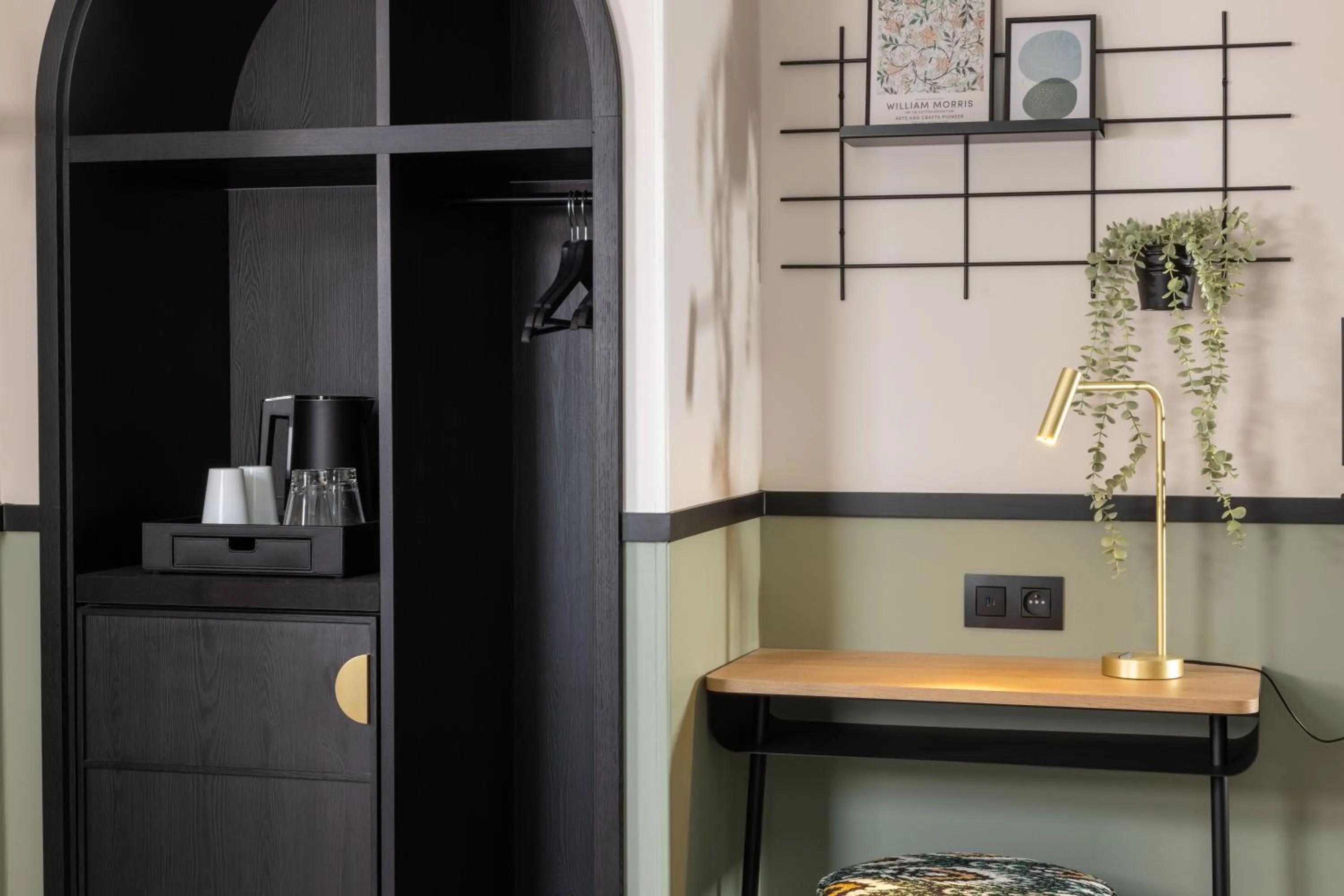 wardrobe in Hotel Grand Coeur Latin