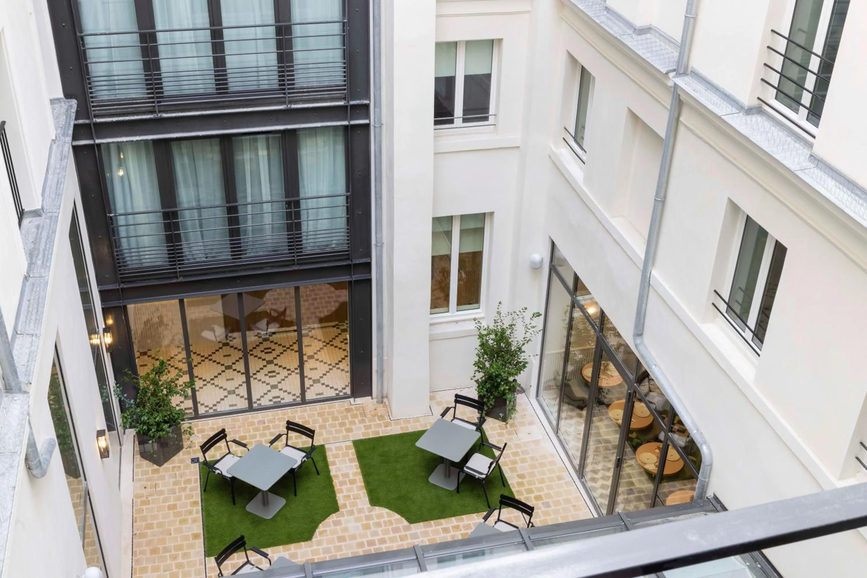 Patio in Hotel Grand Coeur Latin