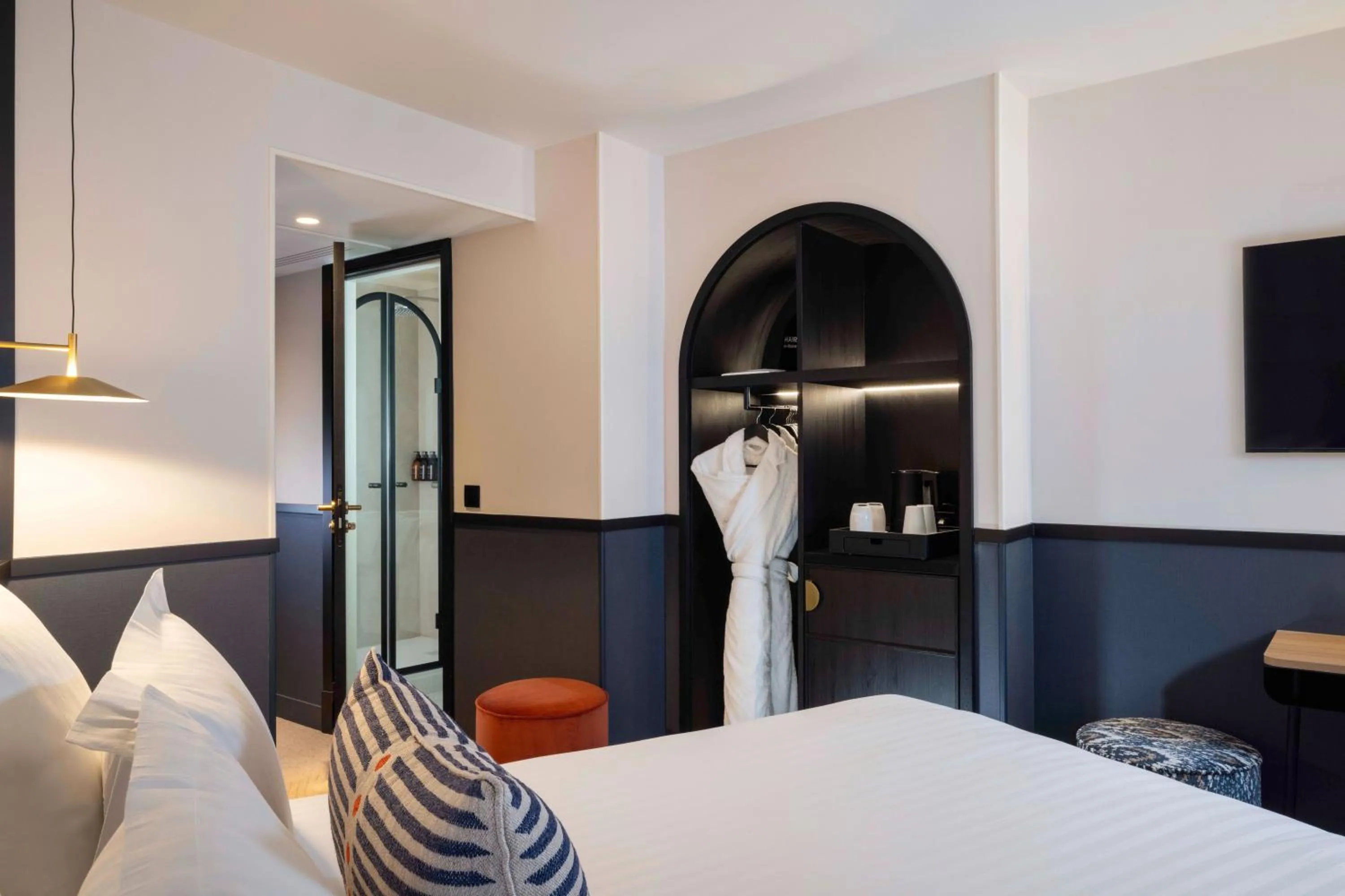 Bed in Hotel Grand Coeur Latin