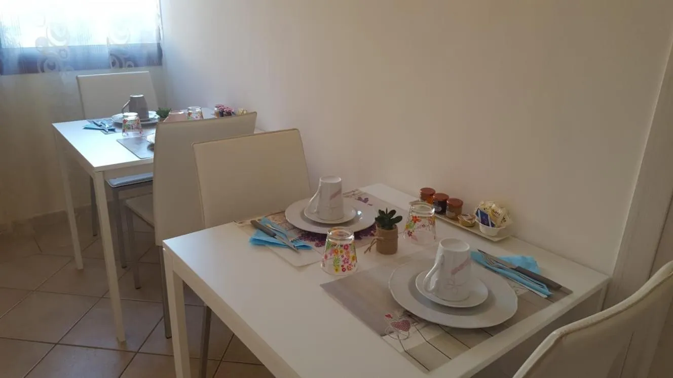 Communal lounge/ TV room in B&B Villa Orchidea