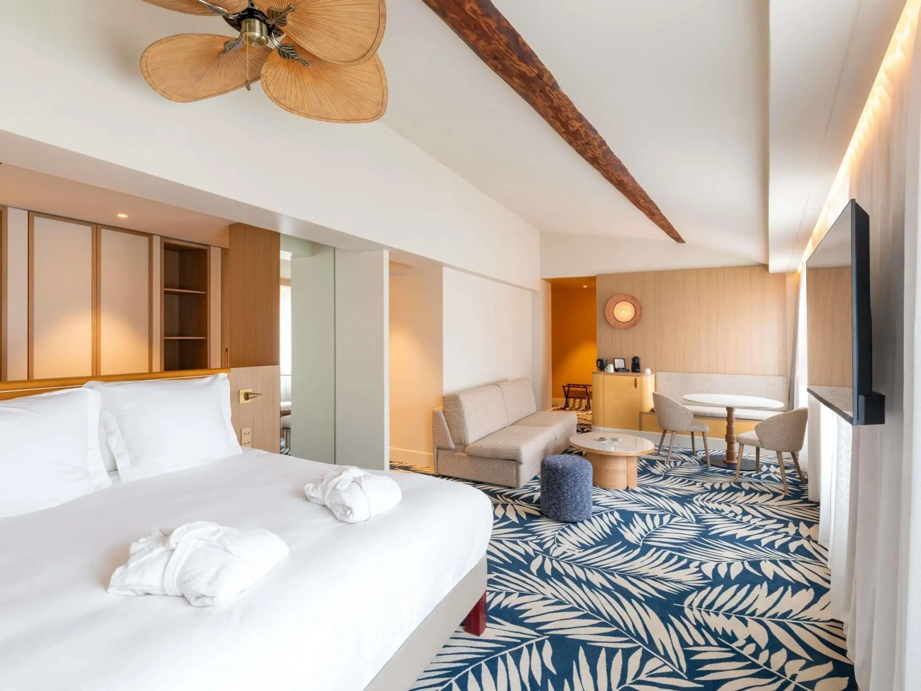 Junior Queen Suite and Sofa Bed and Street View in Grand Hotel Beauvau Marseille Vieux-Port - MGallery Collection Junior Queen Suite and Sofa Bed and Street View in Grand Hotel Beauvau Marseille Vieux-Port - MGallery Collection