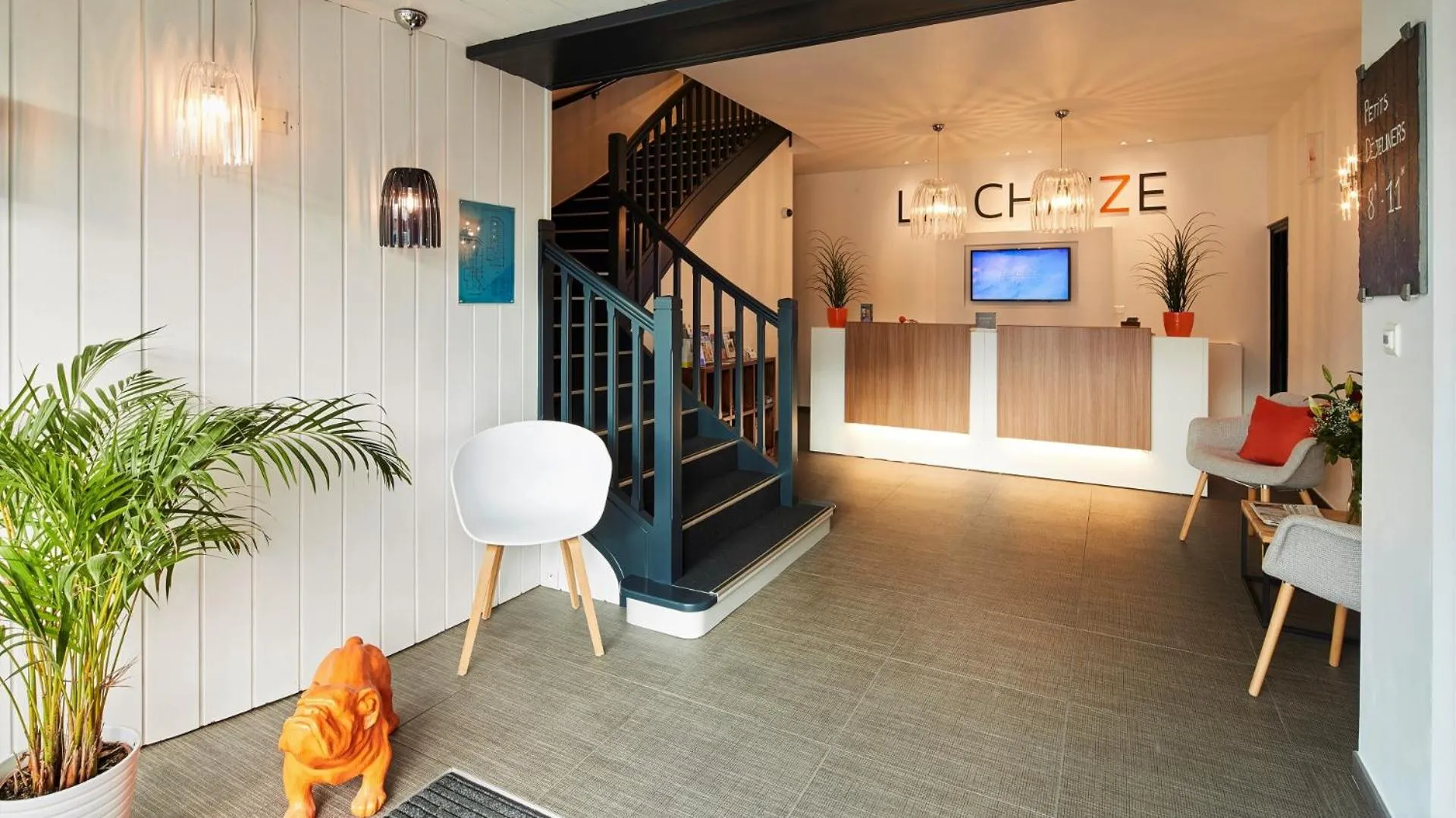 Lobby or reception in Logis Hôtel La Chaize