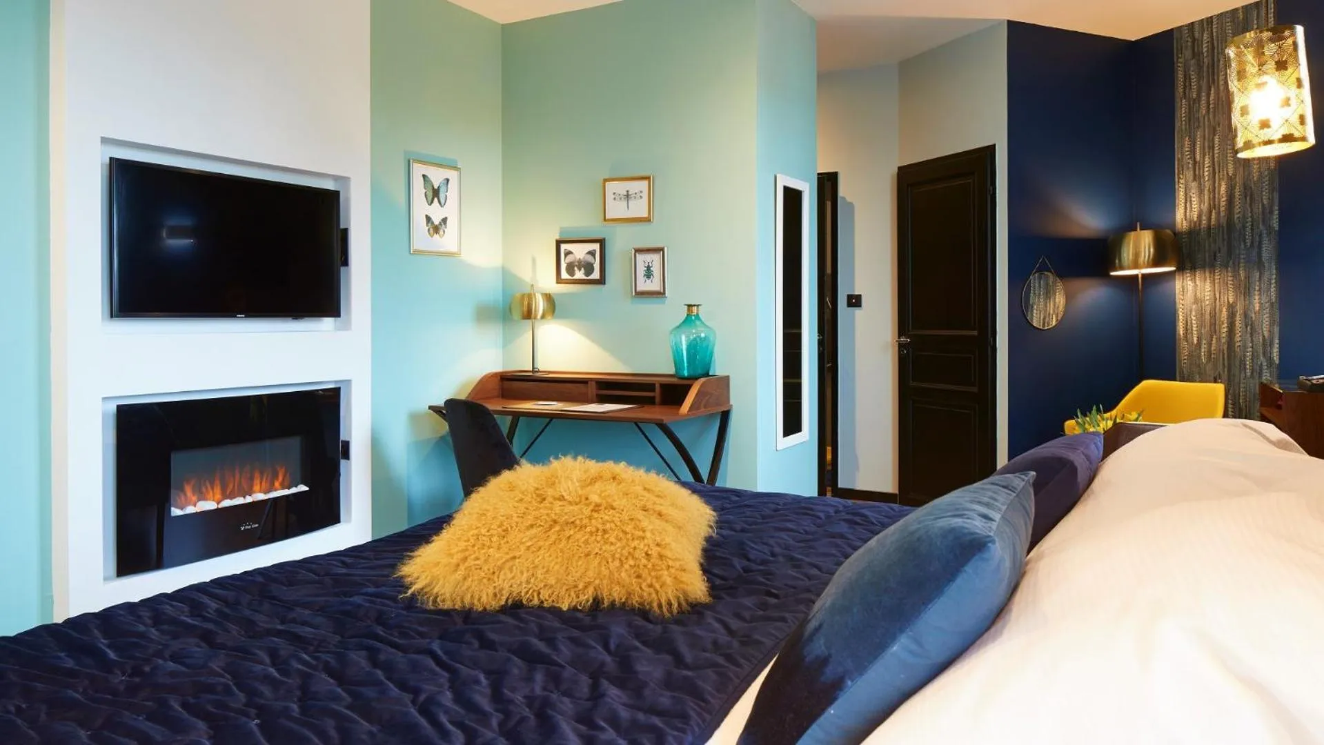 Bed in Logis Hôtel La Chaize