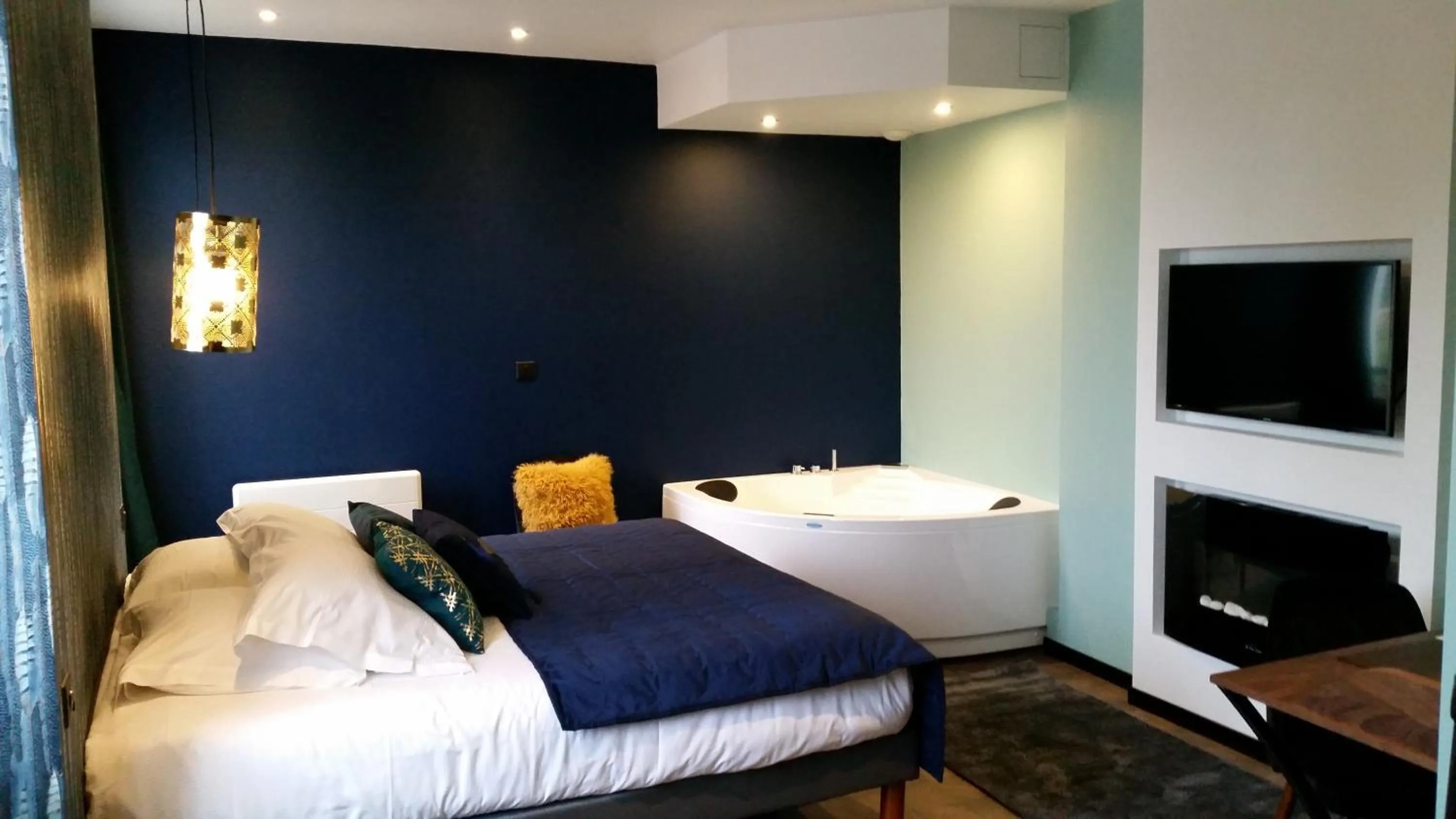 Bed in Logis Hôtel La Chaize