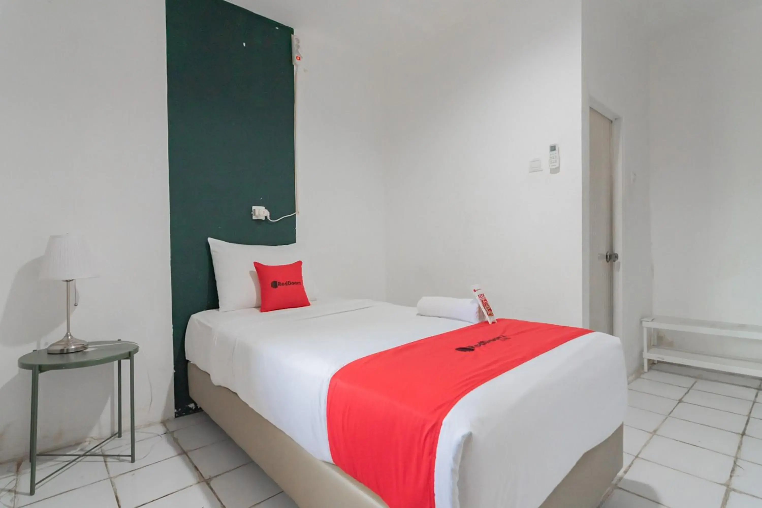 Single Room in RedDoorz At Sani Guest House Balikpapan Single Room in RedDoorz At Sani Guest House Balikpapan