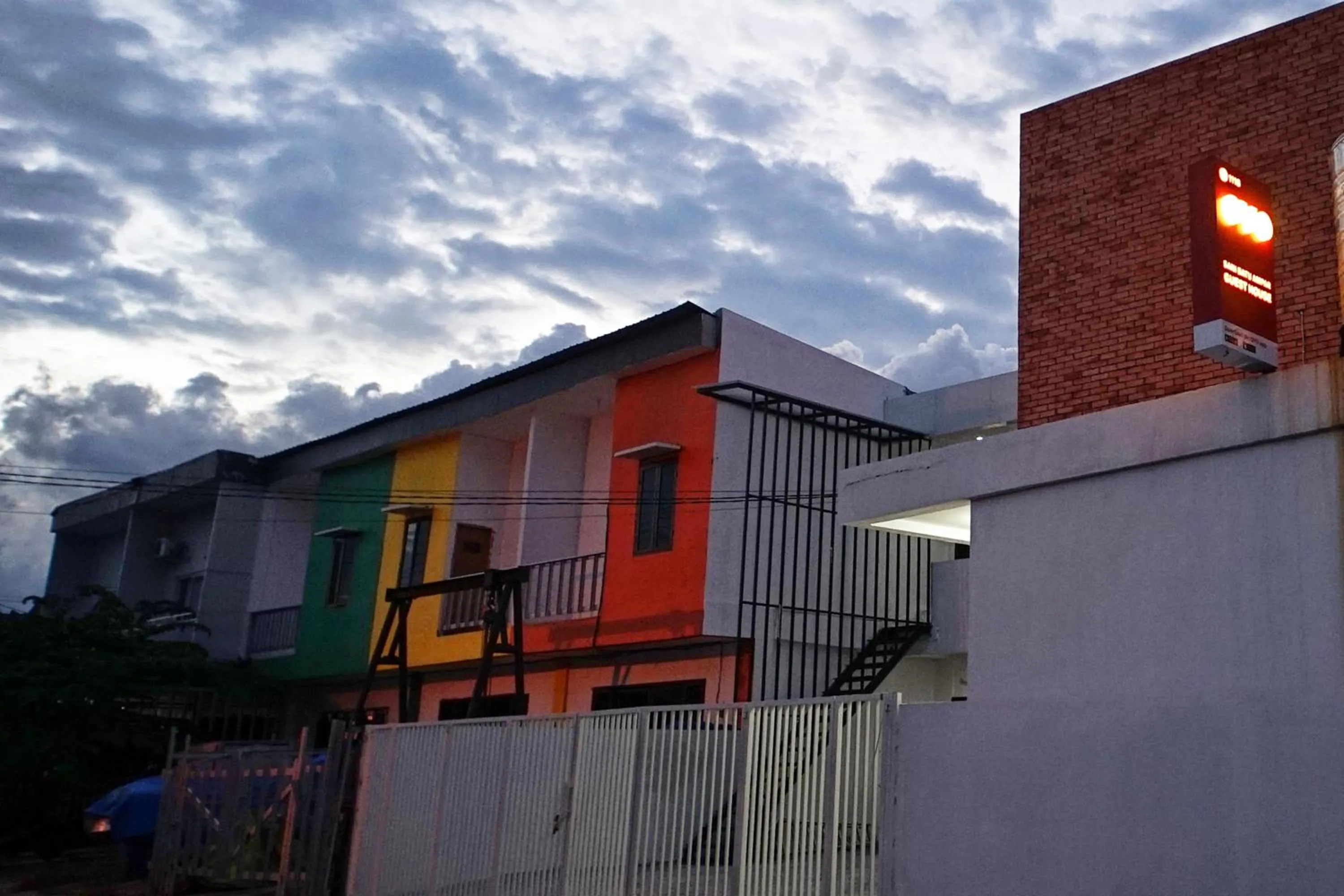 Facade/entrance in RedDoorz At Sani Guest House Balikpapan