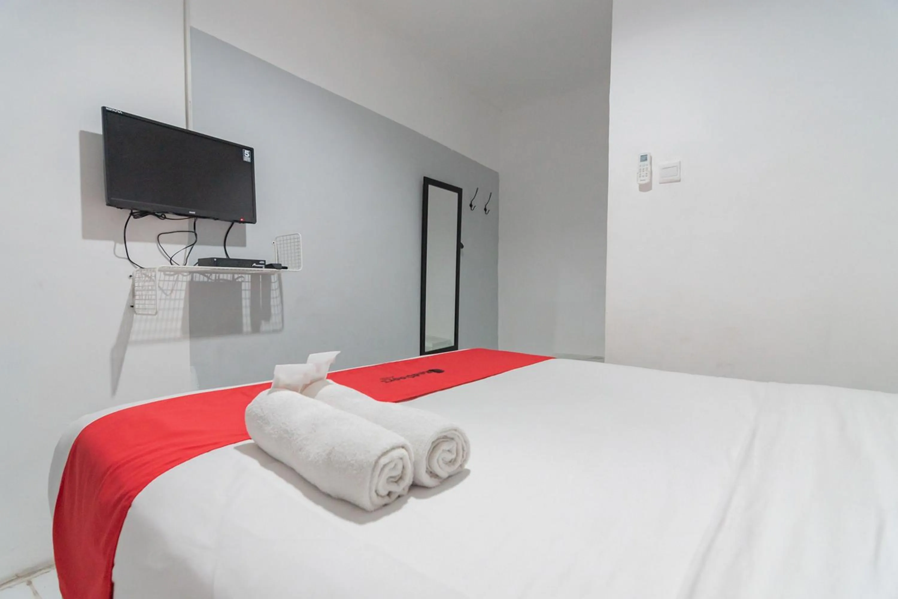 Bed in RedDoorz At Sani Guest House Balikpapan