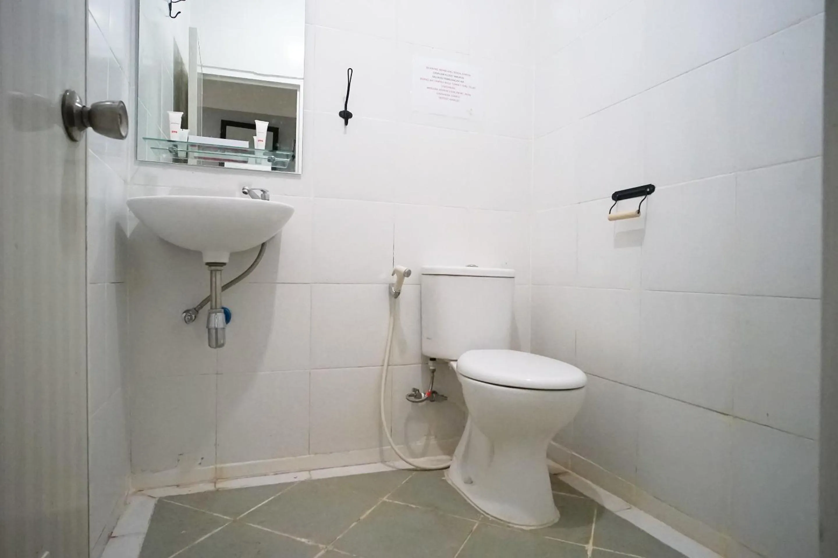 Bathroom in RedDoorz At Sani Guest House Balikpapan
