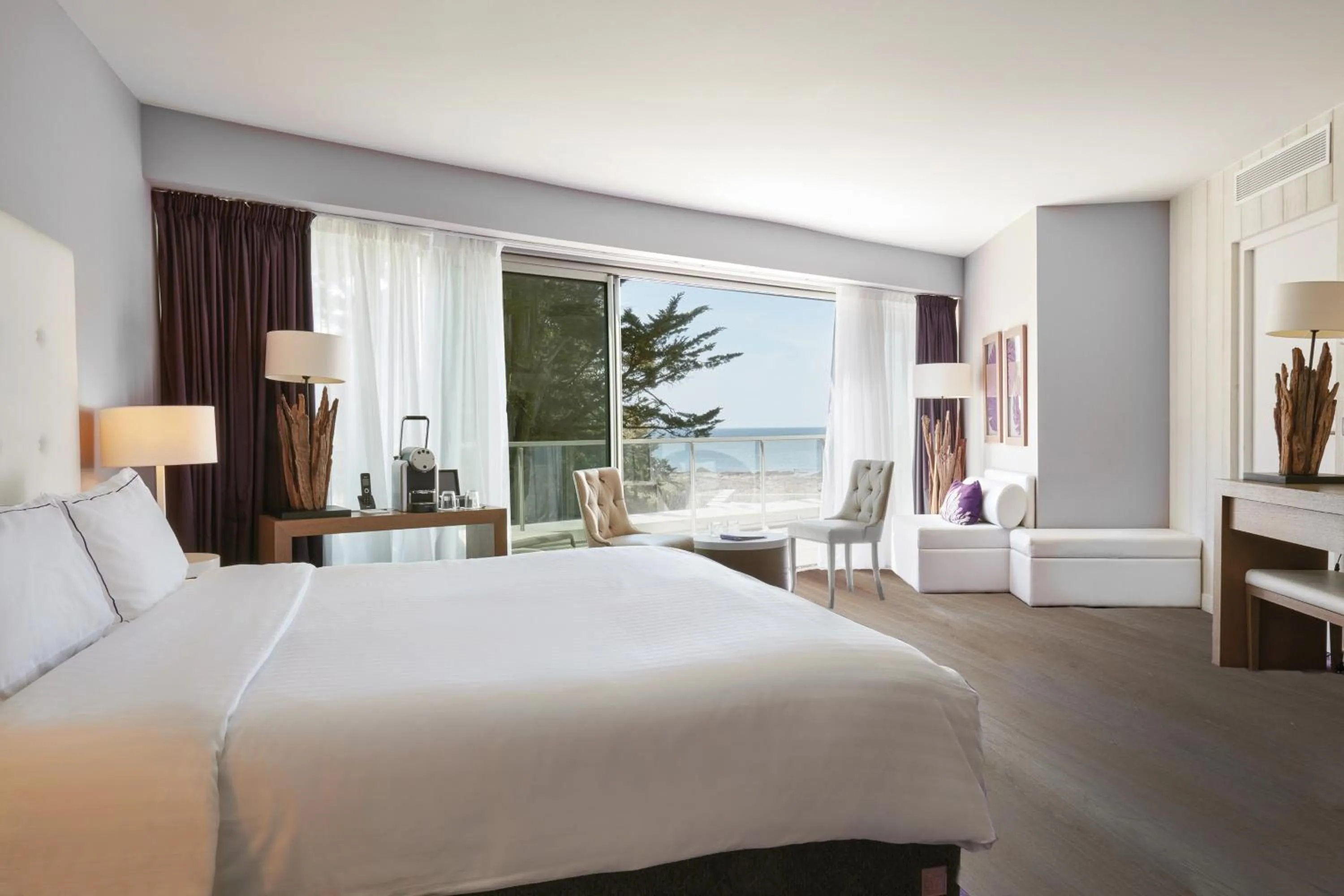 Balcony/Terrace, Bed in Hôtel Château des Tourelles - Relais Thalasso & Spa