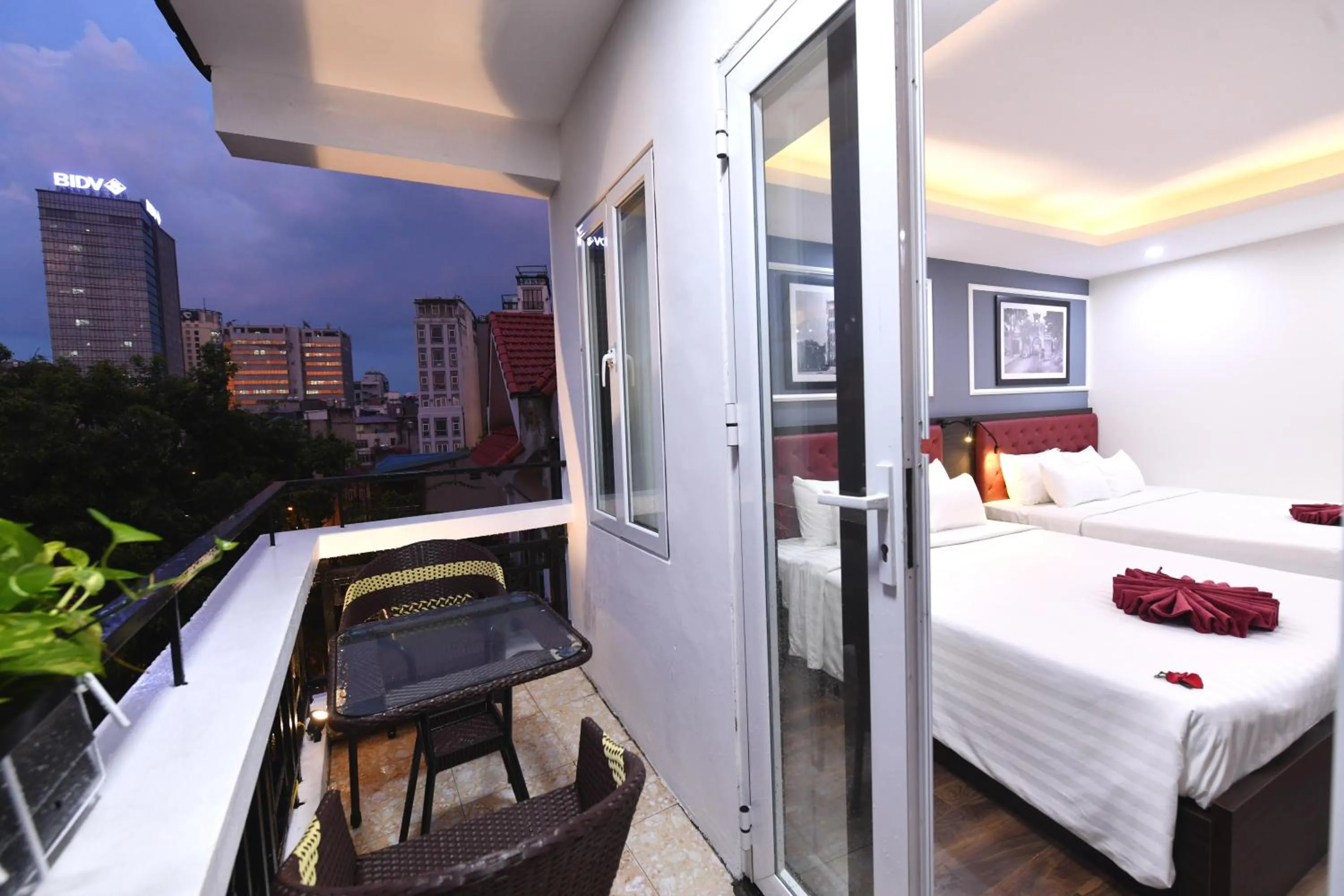 Night, Bed in Hanoi Elpis Grand Hotel