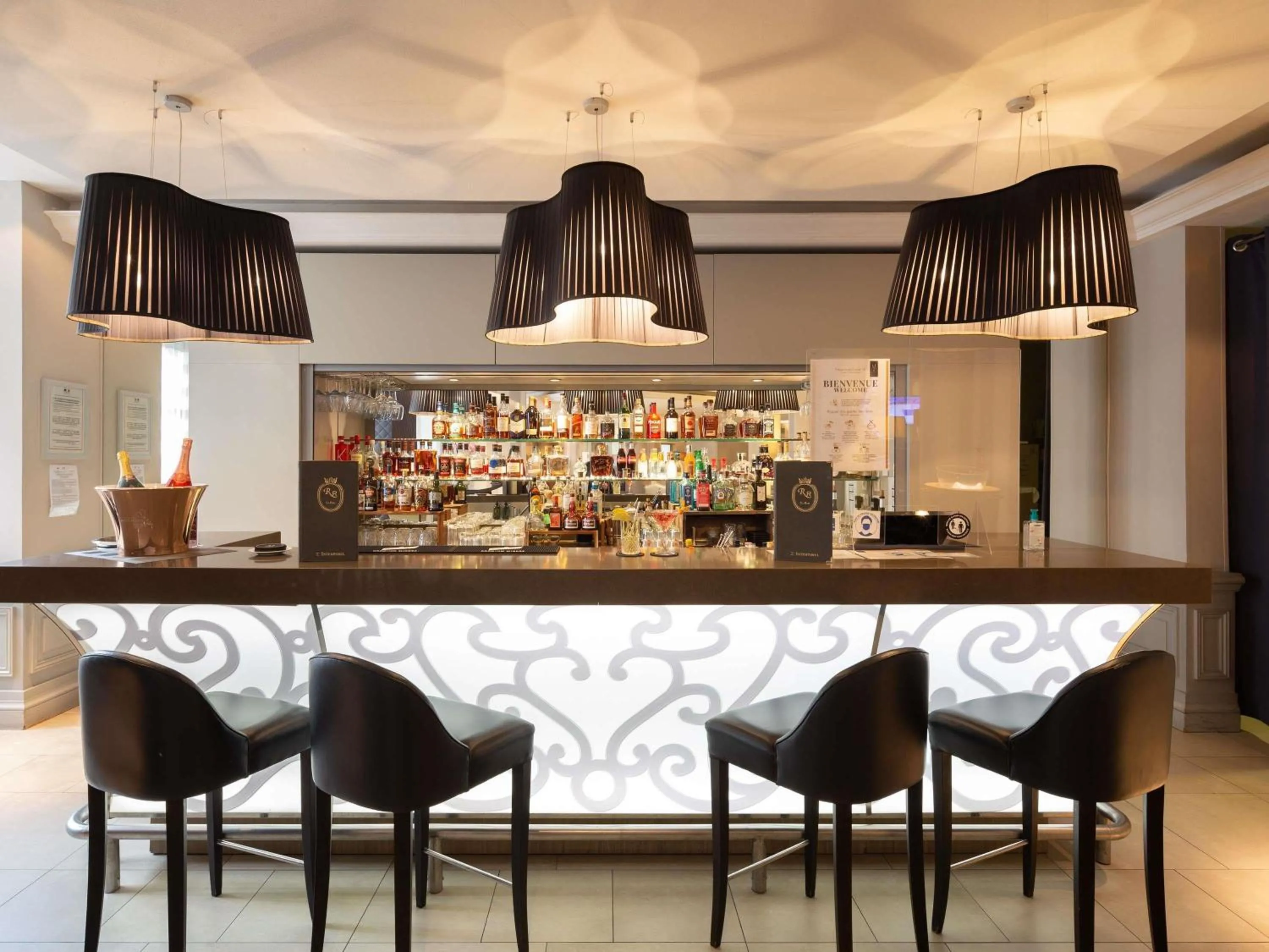 Lounge or bar in Grand Hôtel Roi René Aix - MGallery Collection