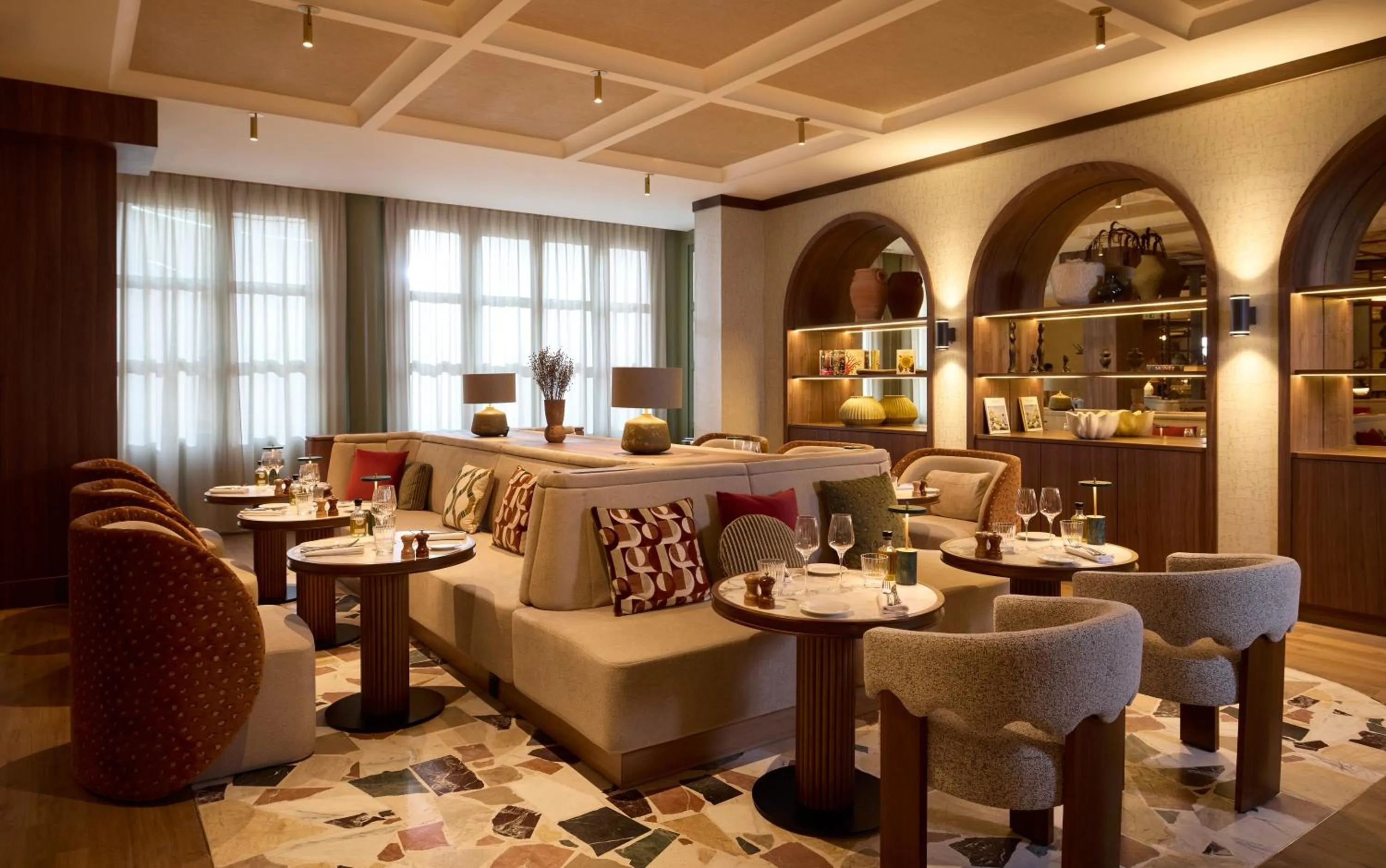 Lounge or bar in Grand Hôtel Roi René Aix - MGallery Collection