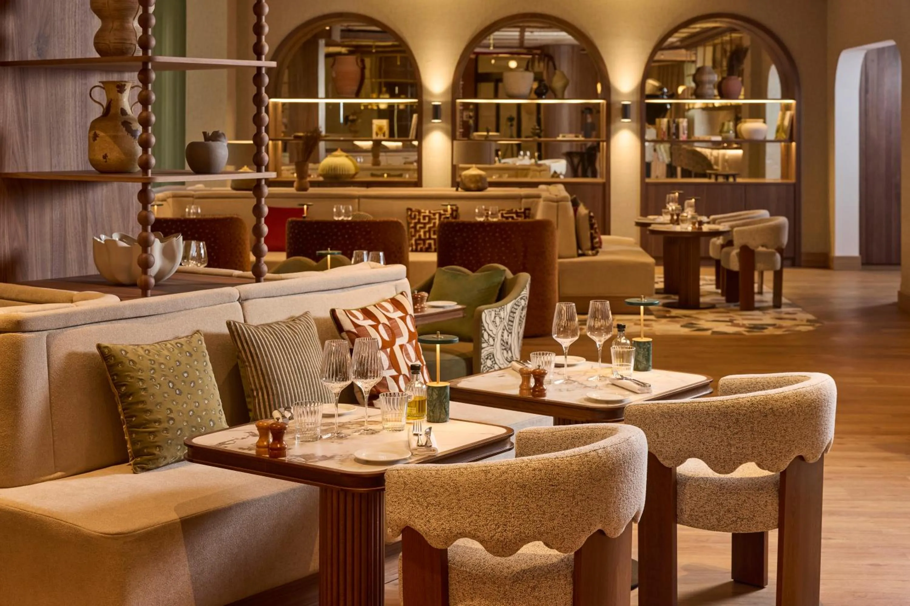 Lounge or bar in Grand Hôtel Roi René Aix - MGallery Collection