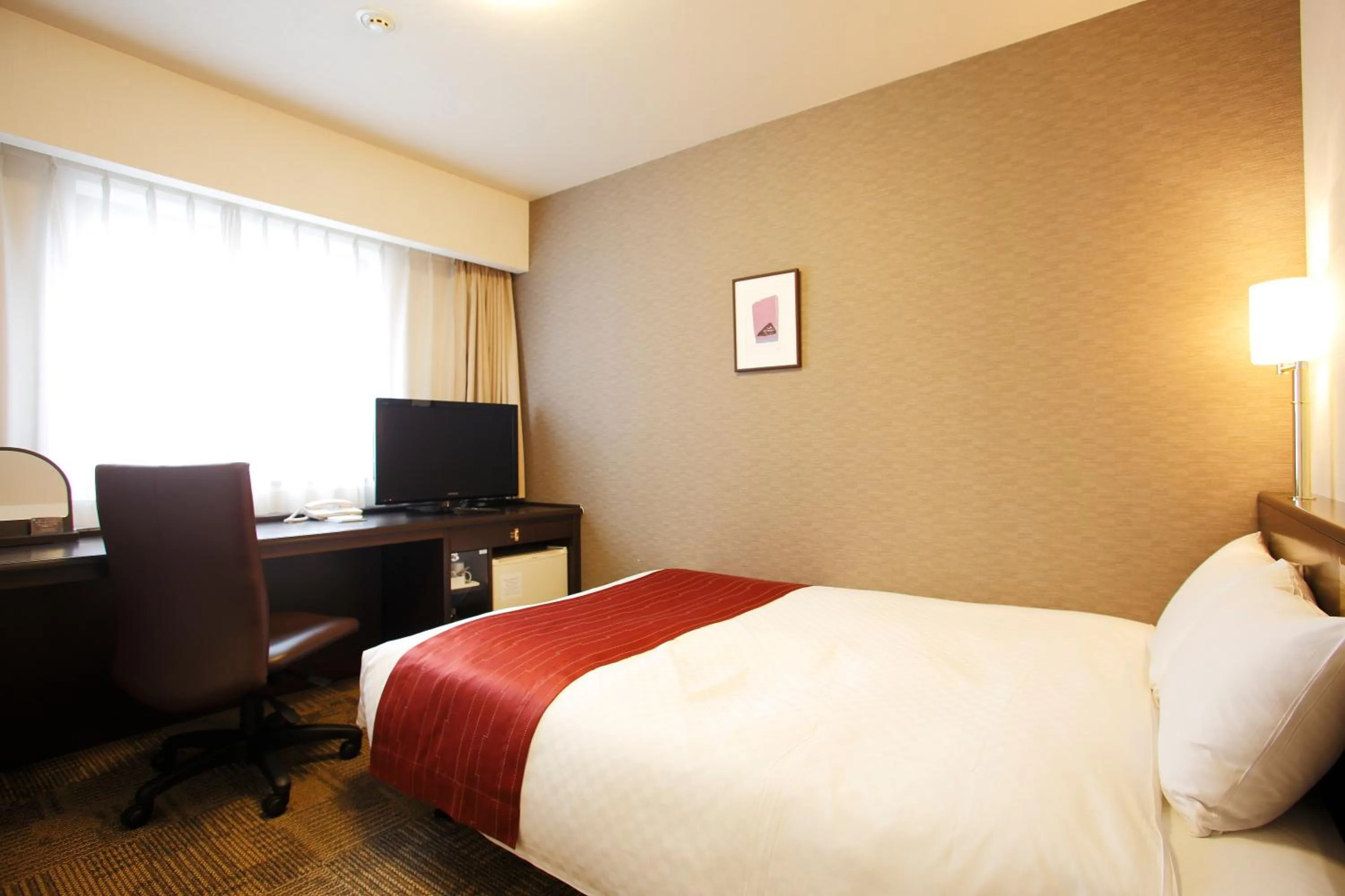 Bed, TV/Entertainment Center in Daiwa Roynet Hotel Kanazawa