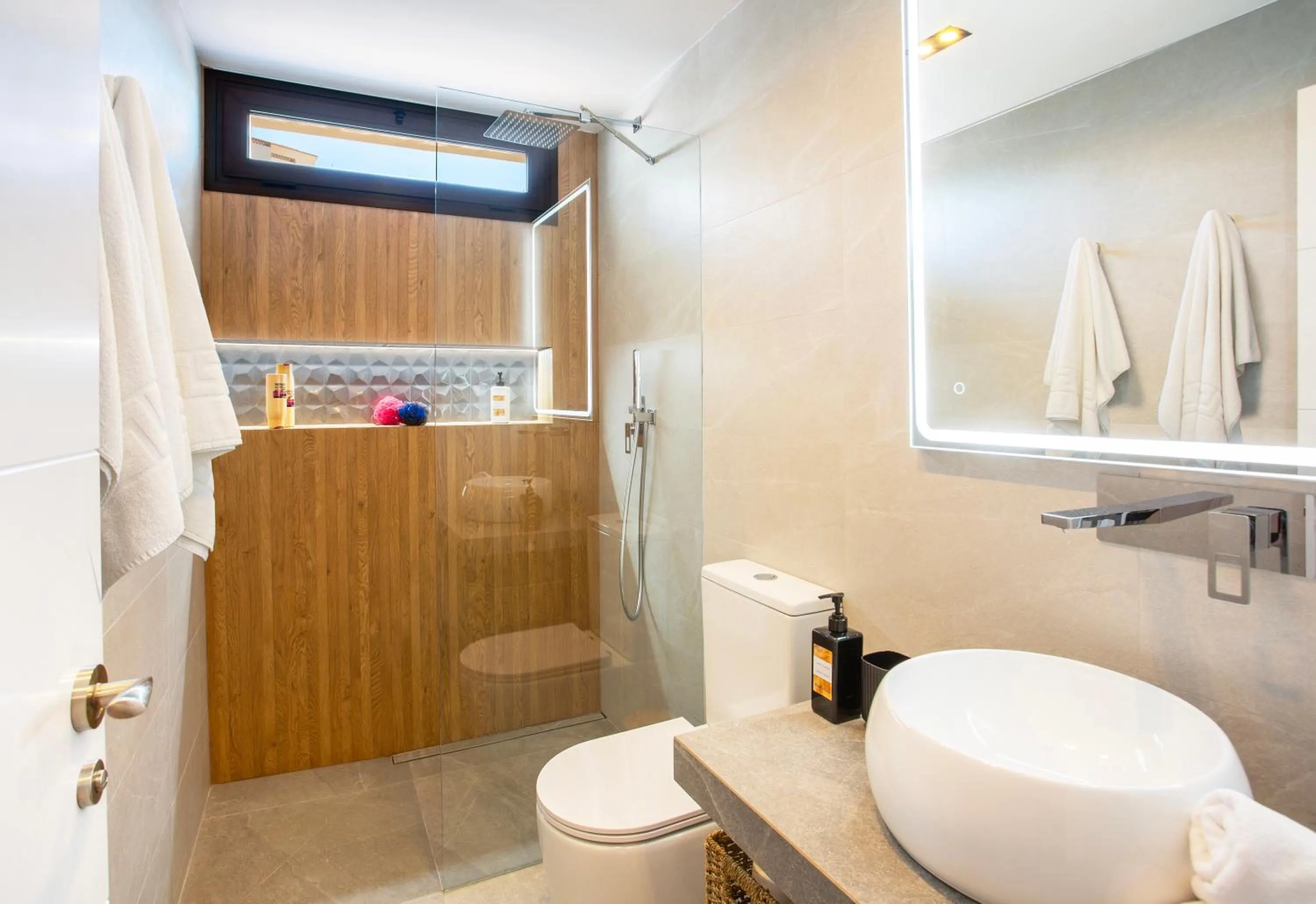 Shower in Pueblo Evita