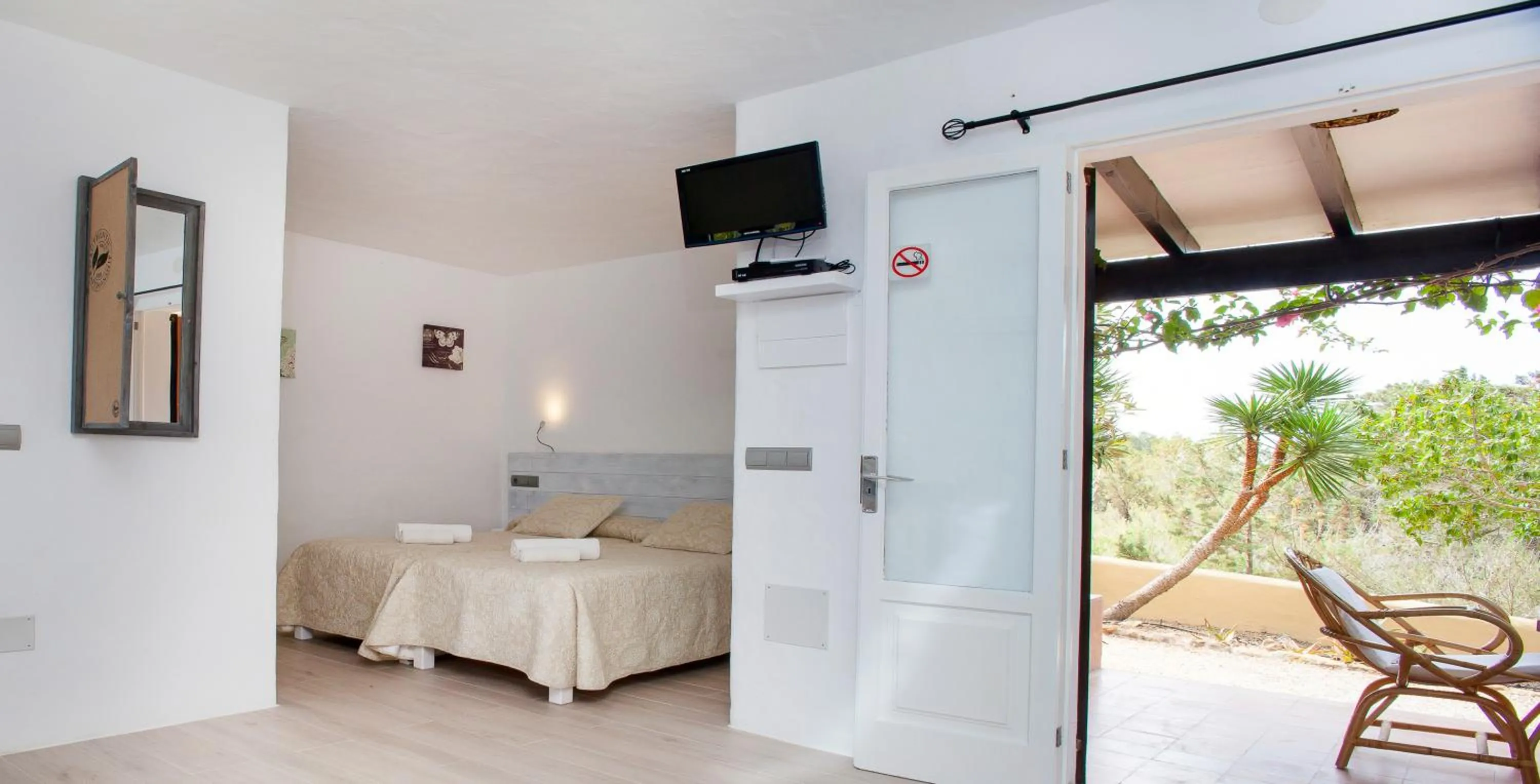 Communal lounge/ TV room, Bed in Bungalows Sa Sargantana