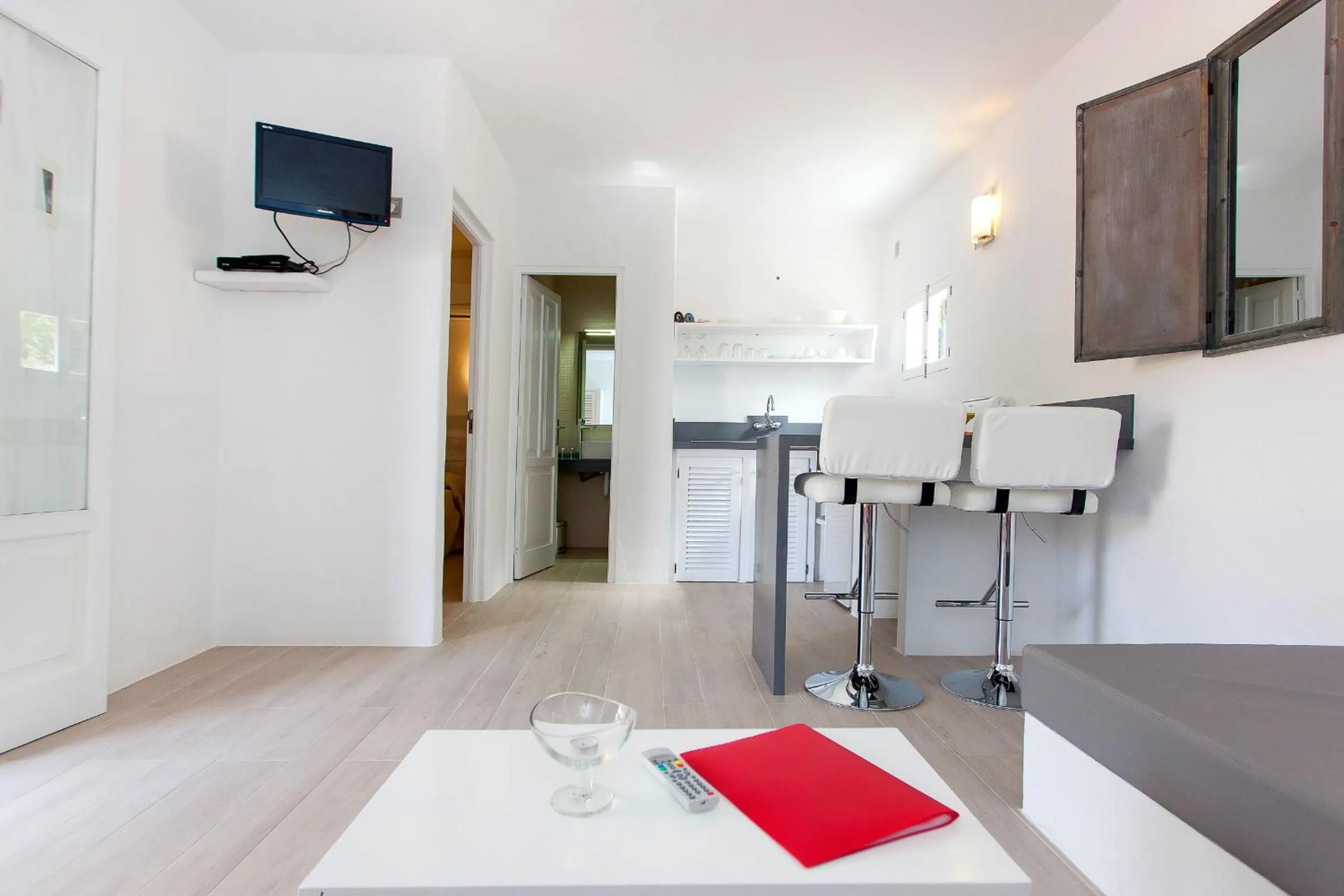 Communal lounge/ TV room in Bungalows Sa Sargantana
