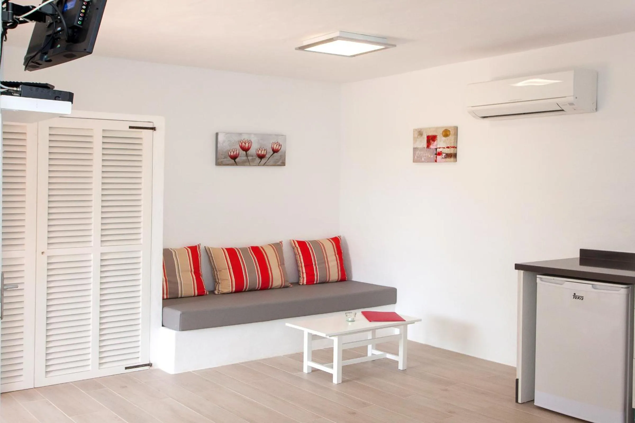 TV and multimedia in Bungalows Sa Sargantana