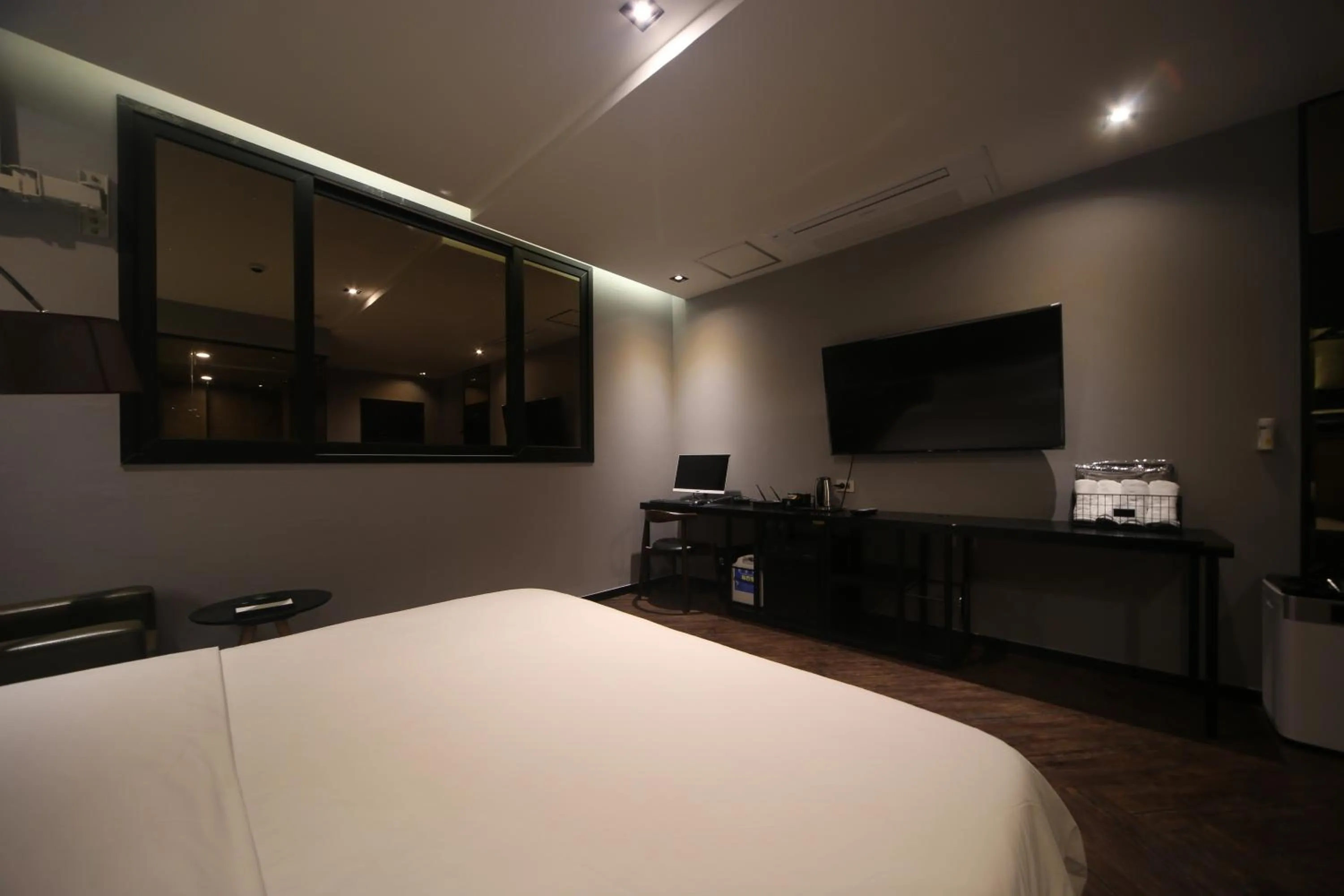 TV and multimedia, Bed in Beomil Brown Dot Hotel