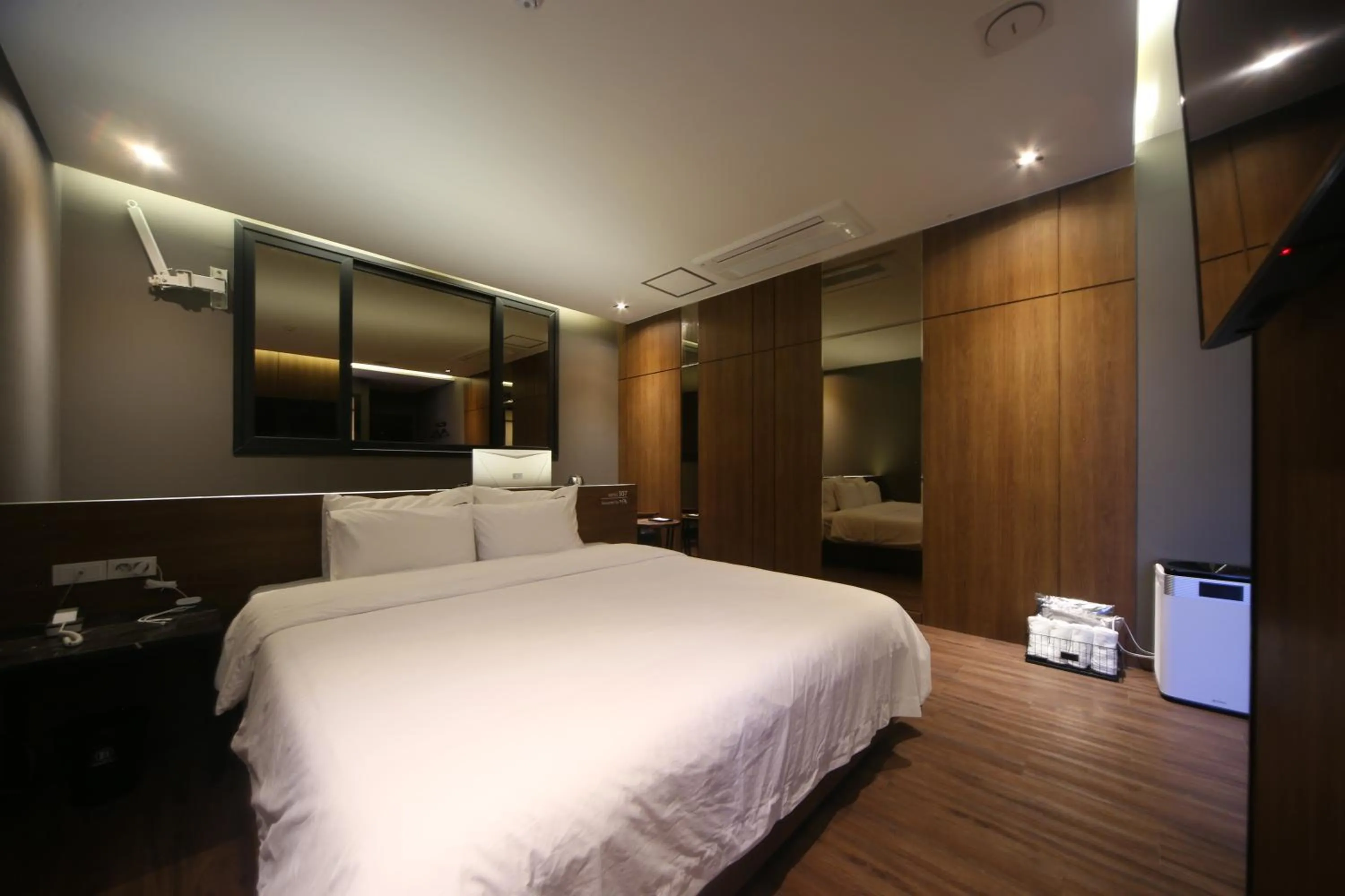 Photo of the whole room, Bed in Beomil Brown Dot Hotel