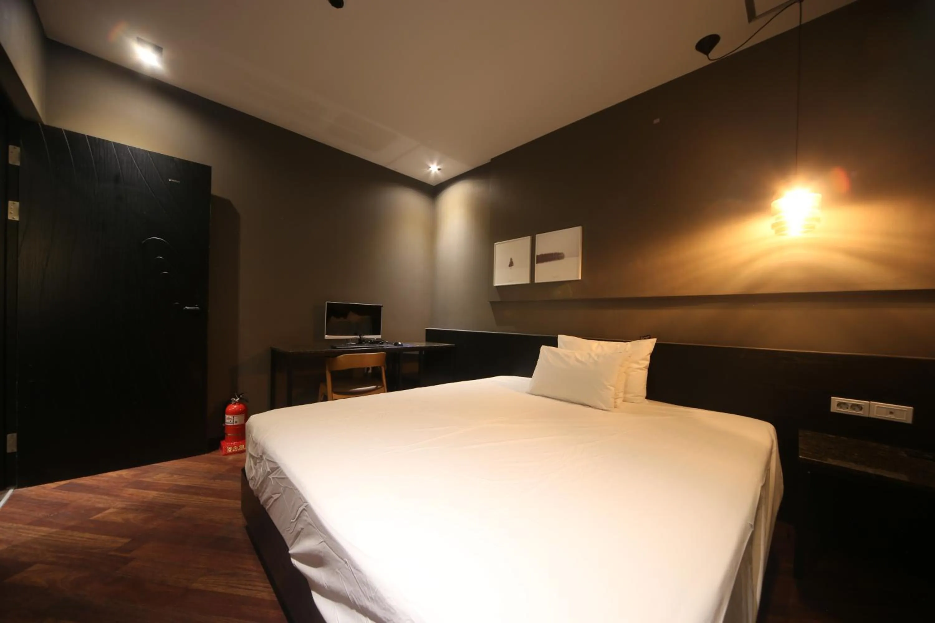 Bedroom, Bed in Beomil Brown Dot Hotel