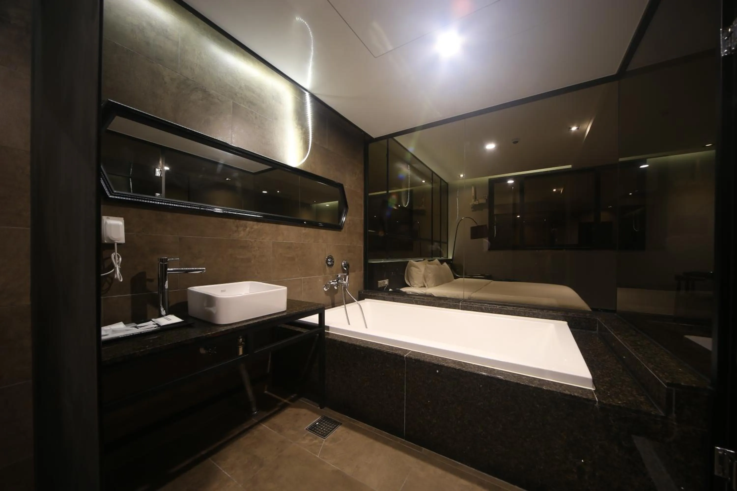 Hot Tub, Bed in Beomil Brown Dot Hotel