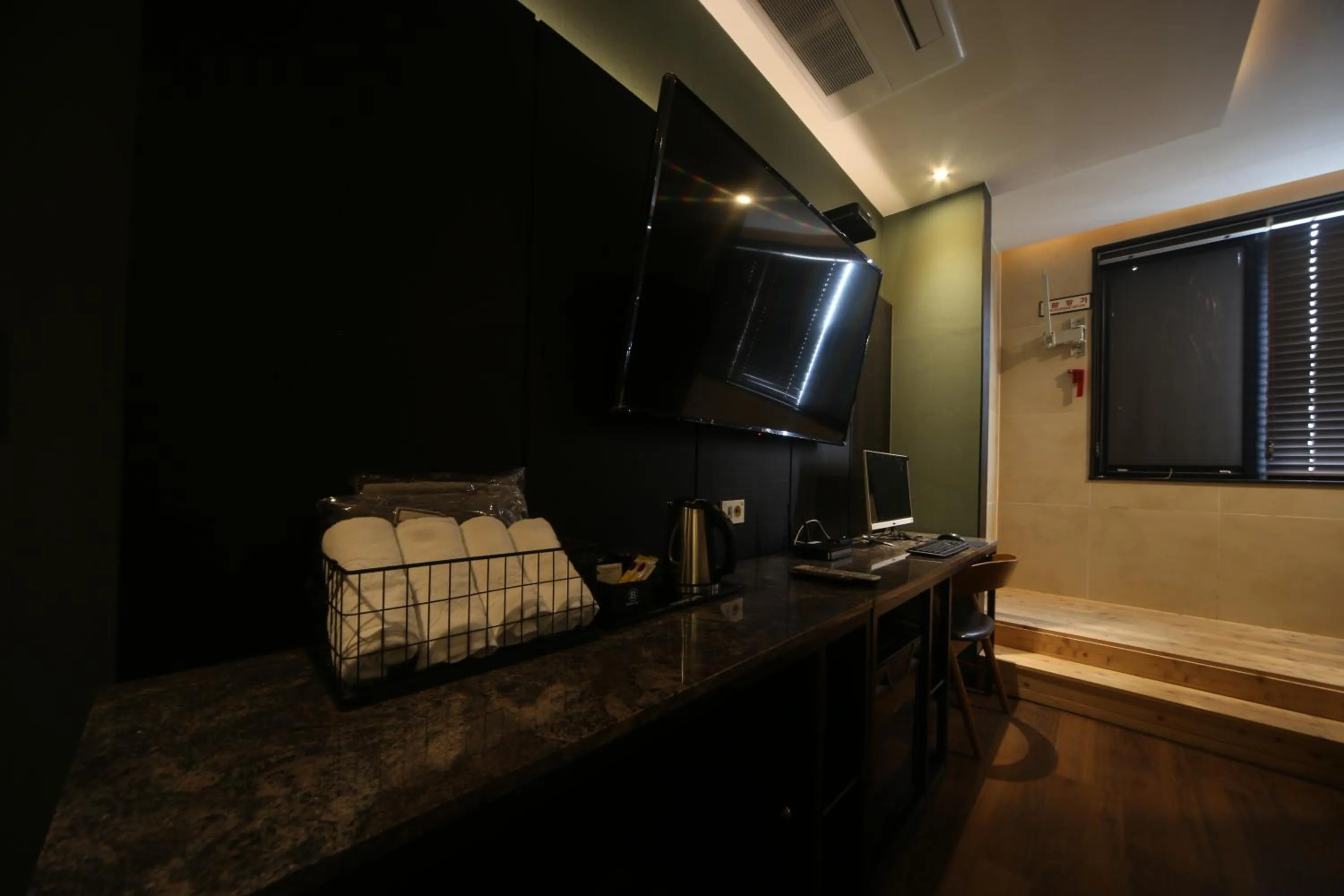 TV and multimedia, Bed in Beomil Brown Dot Hotel