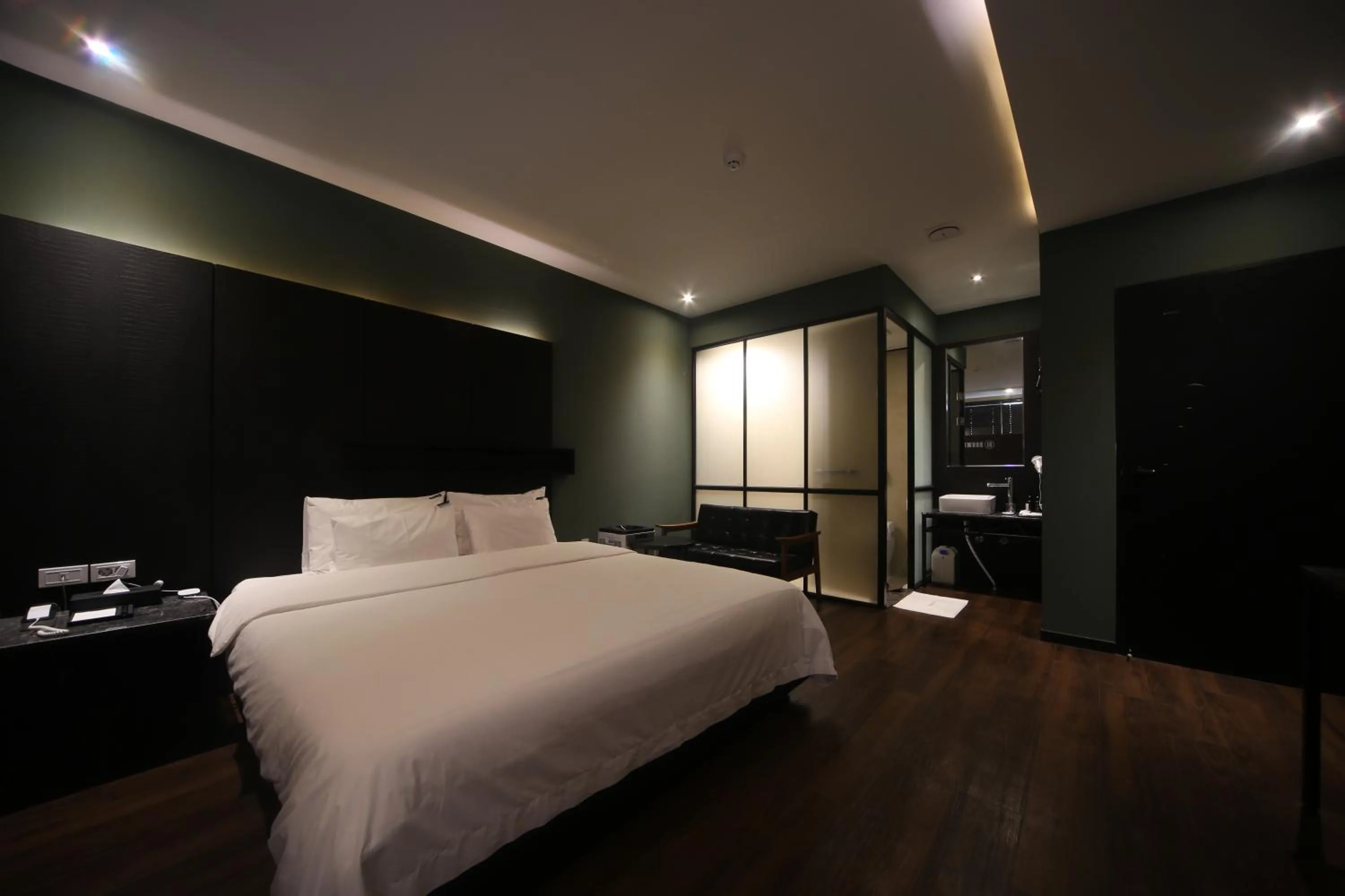 Photo of the whole room, Bed in Beomil Brown Dot Hotel
