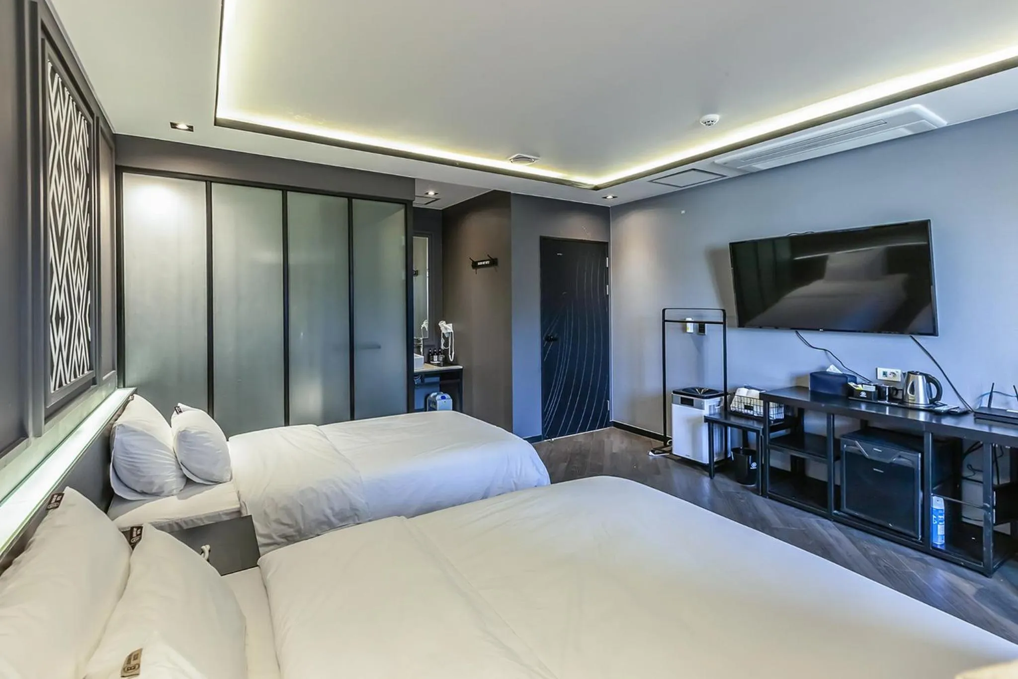 Photo of the whole room, Bed in Beomil Brown Dot Hotel